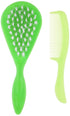 طقم فرشاة ومشط أطفال من مامبينو باللون الأخضر مصمم بعناية ليكون لطيفًا على فروة الرأس وشعر الأطفال