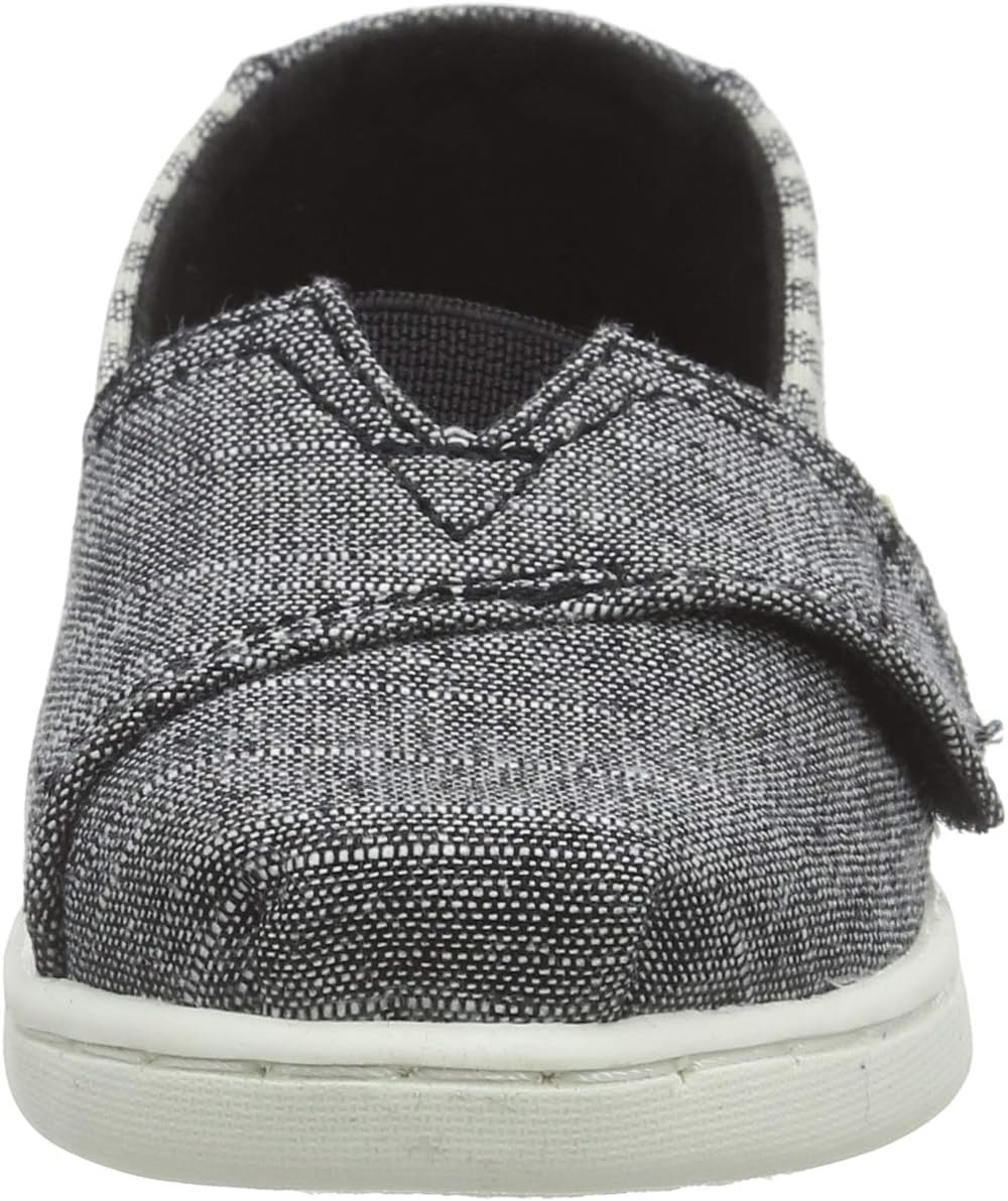 احرصي على أناقة وراحة طفلتك مع أحذية TOMS للبنات. مصنوعة من خامات خفيفة ومتينة، توفر راحة ودعماً طوال اليوم للأطفال النشطين. تتميز بتصميم سهل الارتداء مع نعل مرن، مما يجعلها مثالية للمدرسة، الخروج اليومي،