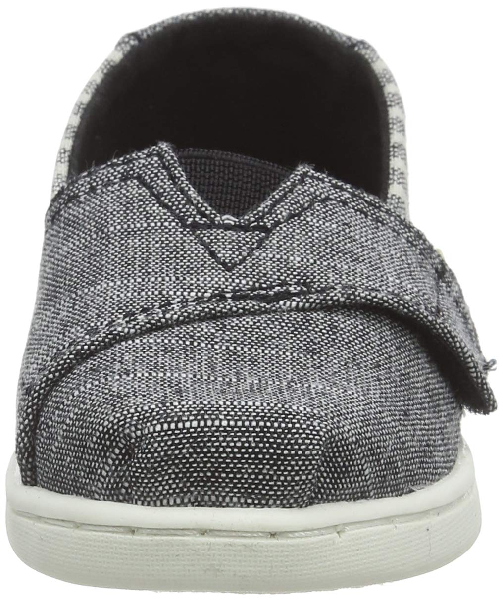 احرصي على أناقة وراحة طفلتك مع أحذية TOMS للبنات. مصنوعة من خامات خفيفة ومتينة، توفر راحة ودعماً طوال اليوم للأطفال النشطين. تتميز بتصميم سهل الارتداء مع نعل مرن، مما يجعلها مثالية للمدرسة، الخروج اليومي، – Safqqa Egypt