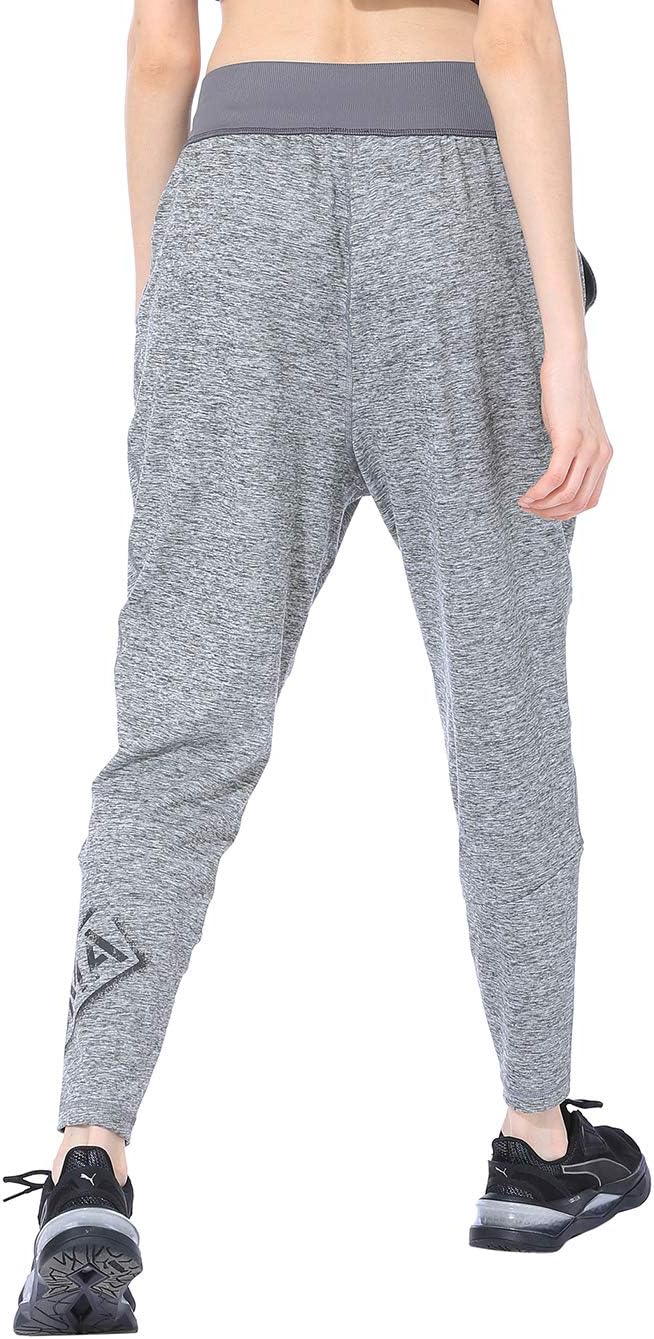 بنطال بوما للنساء يجمع بين الراحة والأناقة الرياضية في تصميم واحد مثالي لكل الأوقات. مصنوع من قماش ناعم ومرن يسمح بمرور الهواء ليمنحك إحساسًا بالراحة طوال اليوم. 