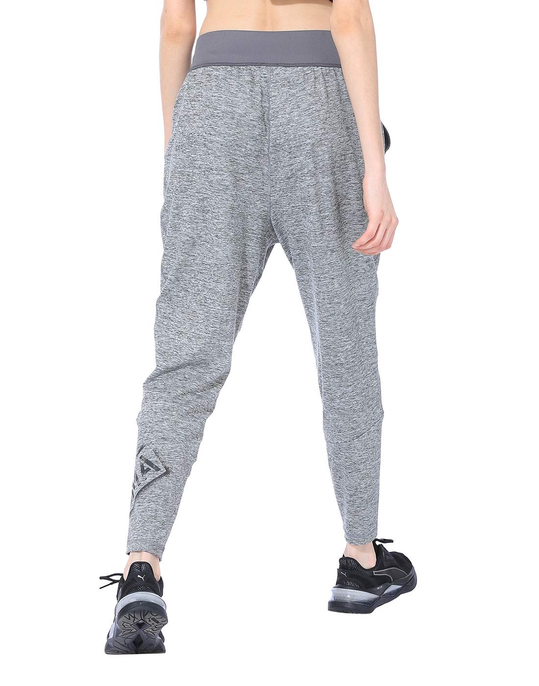 بنطال بوما للنساء يجمع بين الراحة والأناقة الرياضية في تصميم واحد مثالي لكل الأوقات. مصنوع من قماش ناعم ومرن يسمح بمرور الهواء ليمنحك إحساسًا بالراحة طوال اليوم. 