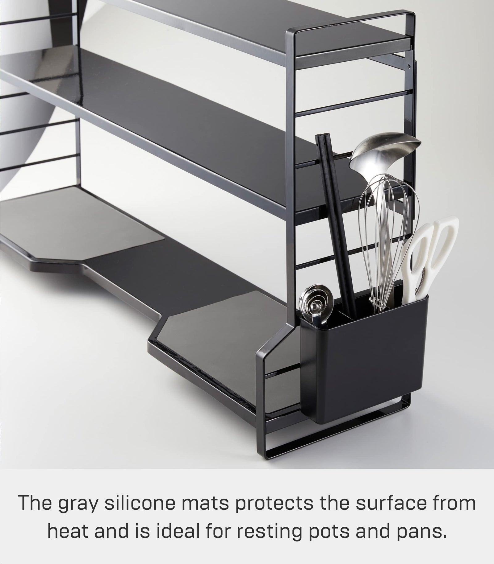 رف مطبخ متين من يامازاكي للاستخدام على أسطح العمل أو فوق الموقد، يوفر مساحة منظمة لتخزين التوابل، الجرار، والأدوات الصغيرة. مصنوع من الصلب المتين لضمان الثبات وطول العمر الافتراضي.