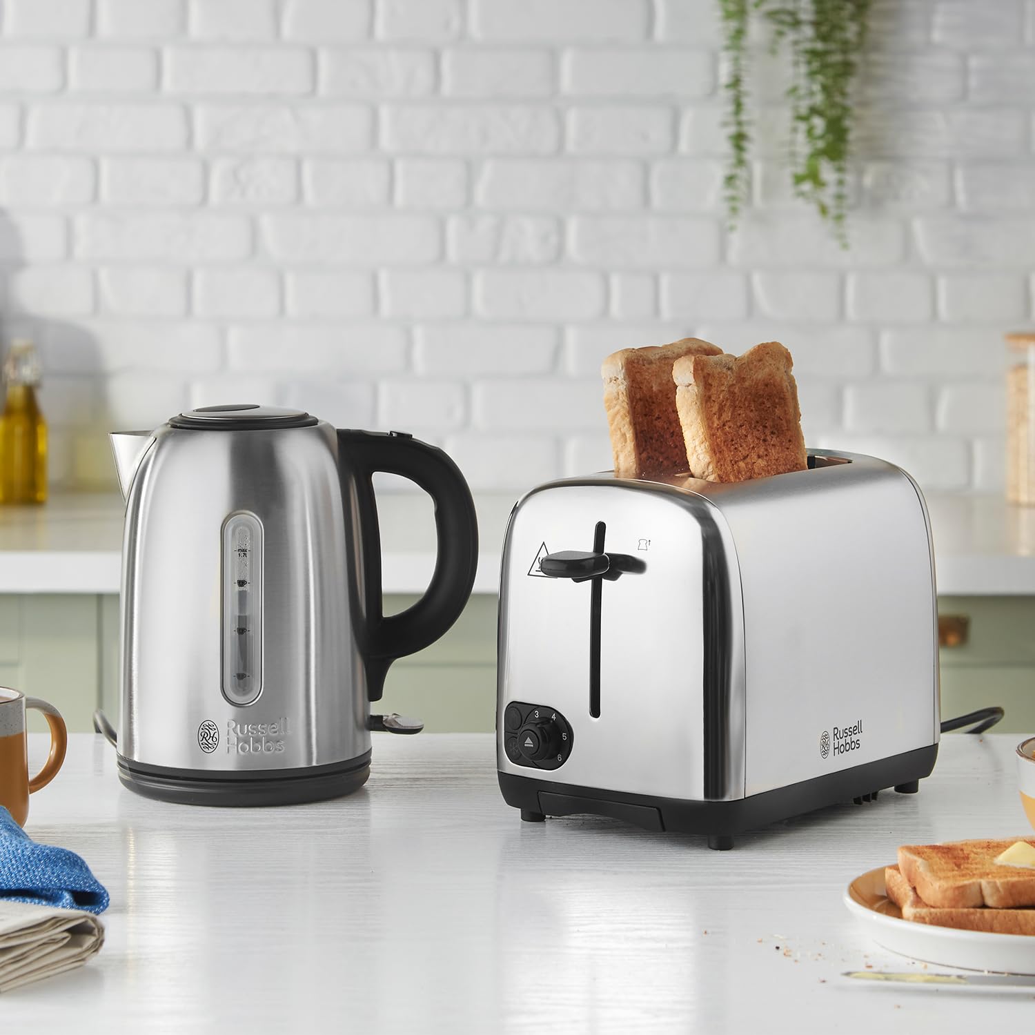 Russell Hobbs (20441) Snowdon Kettle - 1.7L, 3000W, Stainless Steel - Damage Box-There is a very small click.