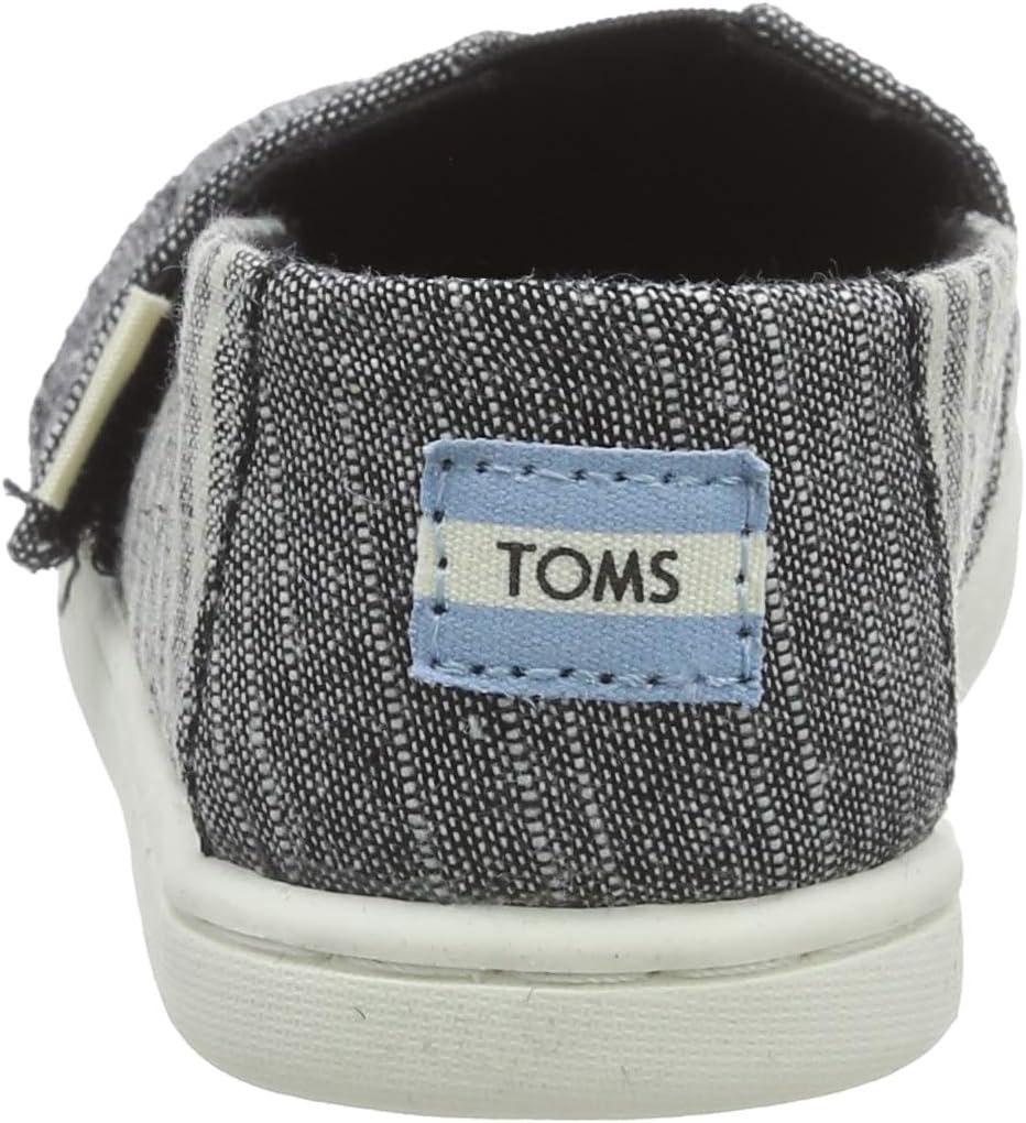 احرصي على أناقة وراحة طفلتك مع أحذية TOMS للبنات. مصنوعة من خامات خفيفة ومتينة، توفر راحة ودعماً طوال اليوم للأطفال النشطين. تتميز بتصميم سهل الارتداء مع نعل مرن، مما يجعلها مثالية للمدرسة، الخروج اليومي،