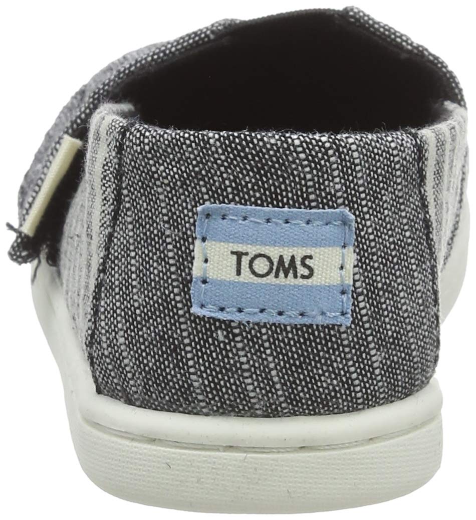 احرصي على أناقة وراحة طفلتك مع أحذية TOMS للبنات. مصنوعة من خامات خفيفة ومتينة، توفر راحة ودعماً طوال اليوم للأطفال النشطين. تتميز بتصميم سهل الارتداء مع نعل مرن، مما يجعلها مثالية للمدرسة، الخروج اليومي، – Safqqa Egypt
