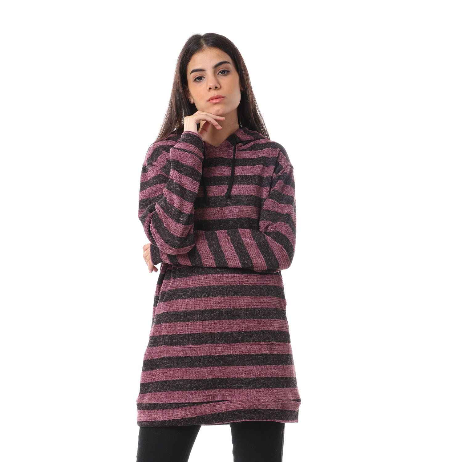 هودي كادي الطويل للنساء المخطط بلونين بين الأناقة الكاجوال والراحة للاستخدام اليومي. مصنوع من قماش ناعم وقابل للتنفس، يوفر الدفء وسهولة الحركة.