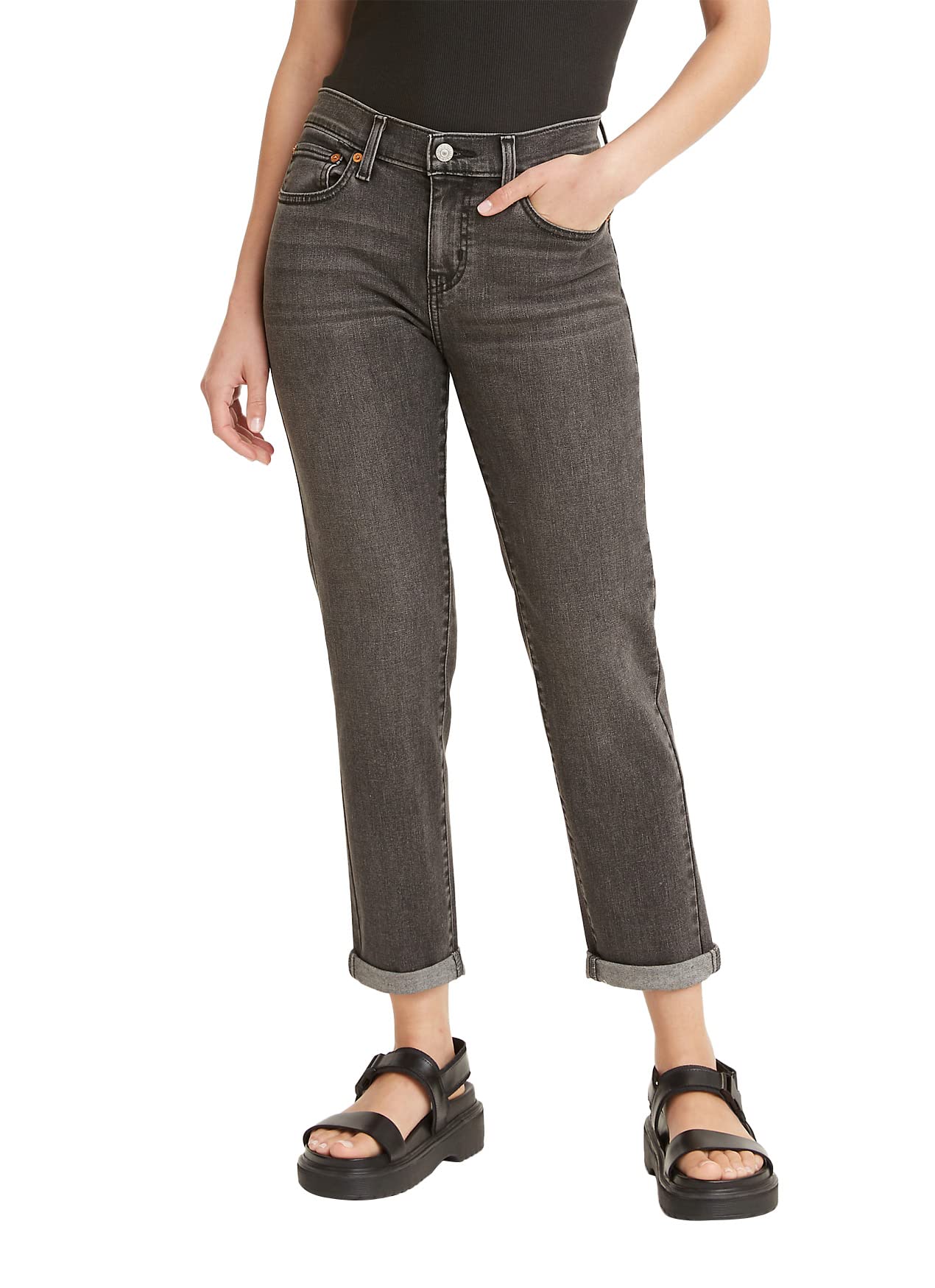 بنطال جينز للنساء من ليفايس يجمع بين الأناقة الكلاسيكية والجودة العالية والراحة الفائقة. مصنوع من قماش الدنيم المتين والمميز الذي يوفر مزيجًا مثاليًا من الصلابة والمرونة