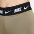 ليجن من Nike النسائي هو بنطال رياضي عالي الأداء يجمع بين الراحة، الدعم، والأناقة سواء أثناء التمارين الرياضية أو في الاستخدام اليومي. 