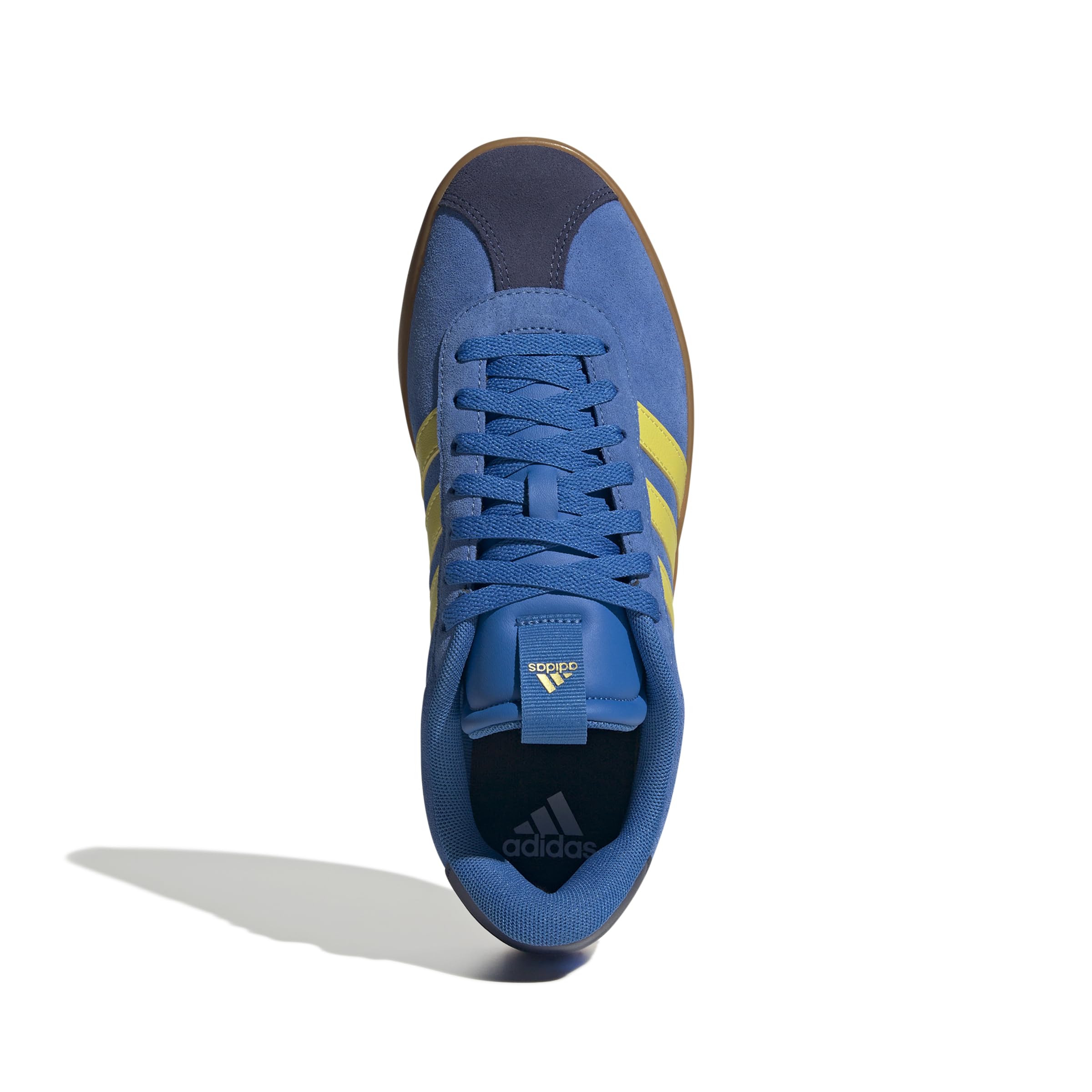أحذية adidas للرجال مصممة لتجمع بين الراحة والمتانة والأسلوب الرياضي الأيقوني. مصنوعة من مواد قابلة للتنفس مع نعال مبطنة ونعل خارجي قوي لتوفير دعم مثالي أثناء الجري أو التمارين أو الاستخدام اليومي