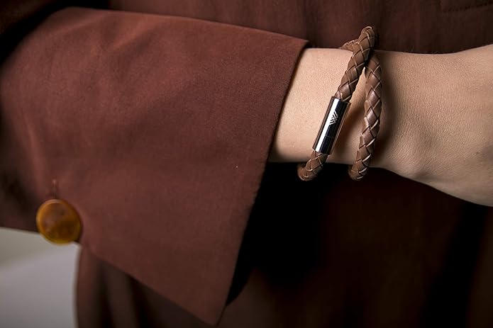 سوار نسائي من فيكتوريا وولز، موديل VB1072S، إكسسوار أنيق يضيف لمسة جمال لأي إطلالة. مصنوع بعناية فائقة ويتميز بتصميم عصري وأنيق يمنح السوار جاذبية ورقيّاً. خفيف الوزن ومريح