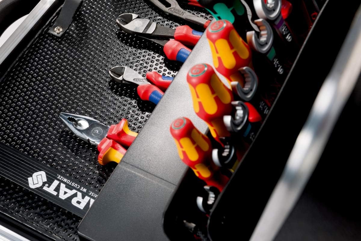 حقيبة الأدوات المتنقلة بارات Parat(موديل 589550171) هي حقيبة عالية الجودة مصممة للمحترفين الذين يبحثون عن المتانة والتنظيم وسهولة النقل. تتميز بغلاف خارجي صلب ومتین باللون الأسود الأنيق