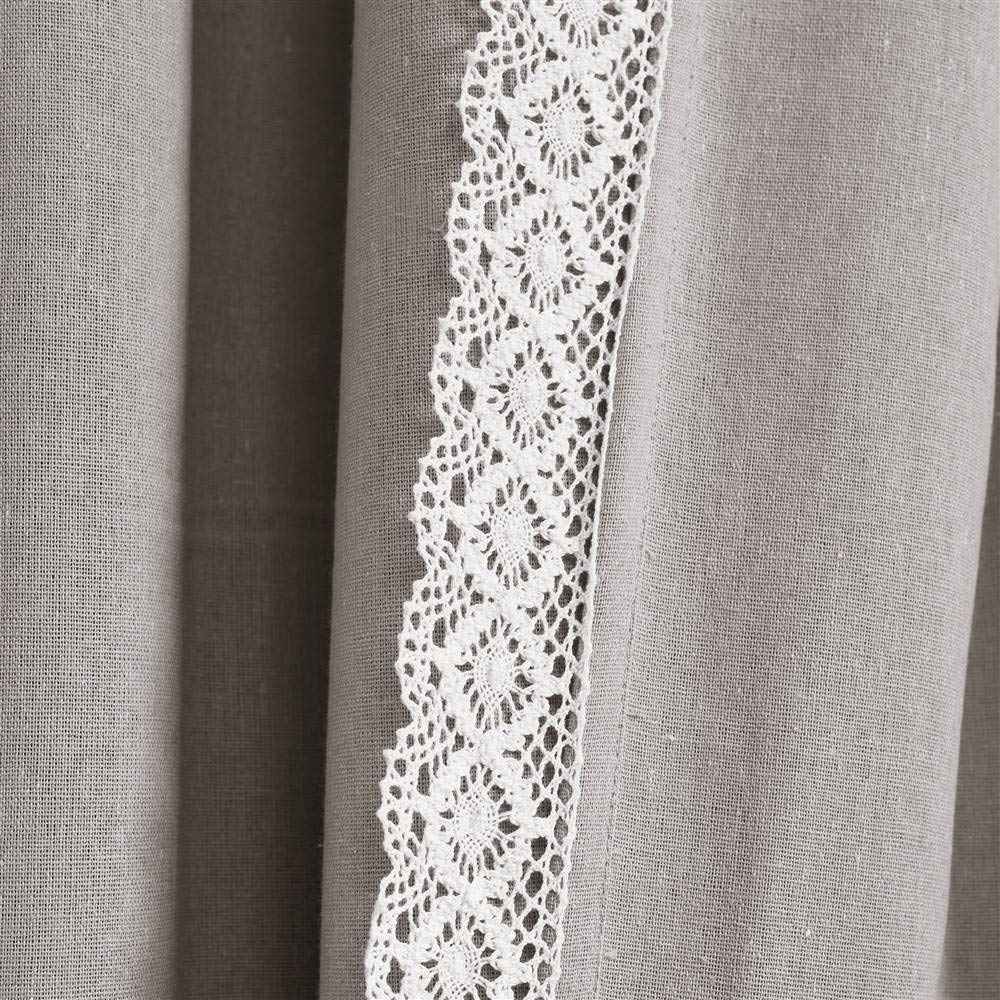 أضيفي لمسة من الرقي والجمال إلى منزلك مع ستائر Lush Decor تتميز بتطريز دانتيل رومانسي وتصميم ناعم مستوحى من الطراز الريفي والفارم هاوس الفرنسي، مما يجعلها إضافة أنيقة لأي غرفة. القماش يعمل على ترشيح الضوء بلطف مع الحفاظ على الخصوصية