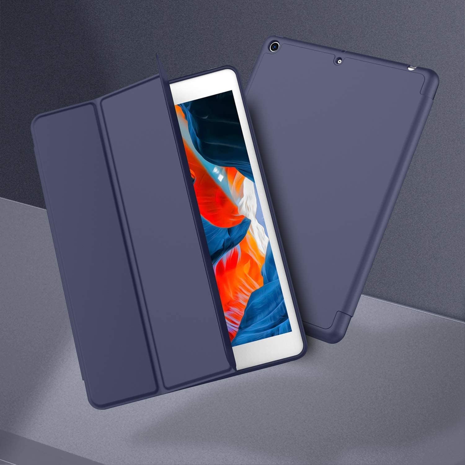 غلاف لجهاز Galaxy Tab A7 بلون كحلي  يقدم مزيجًا عمليًا من الحماية والأناقة. الغلاف يُغلف الجهاز ليحميه من الخدوش اليومية، الغبار، والصدمات البسيطة