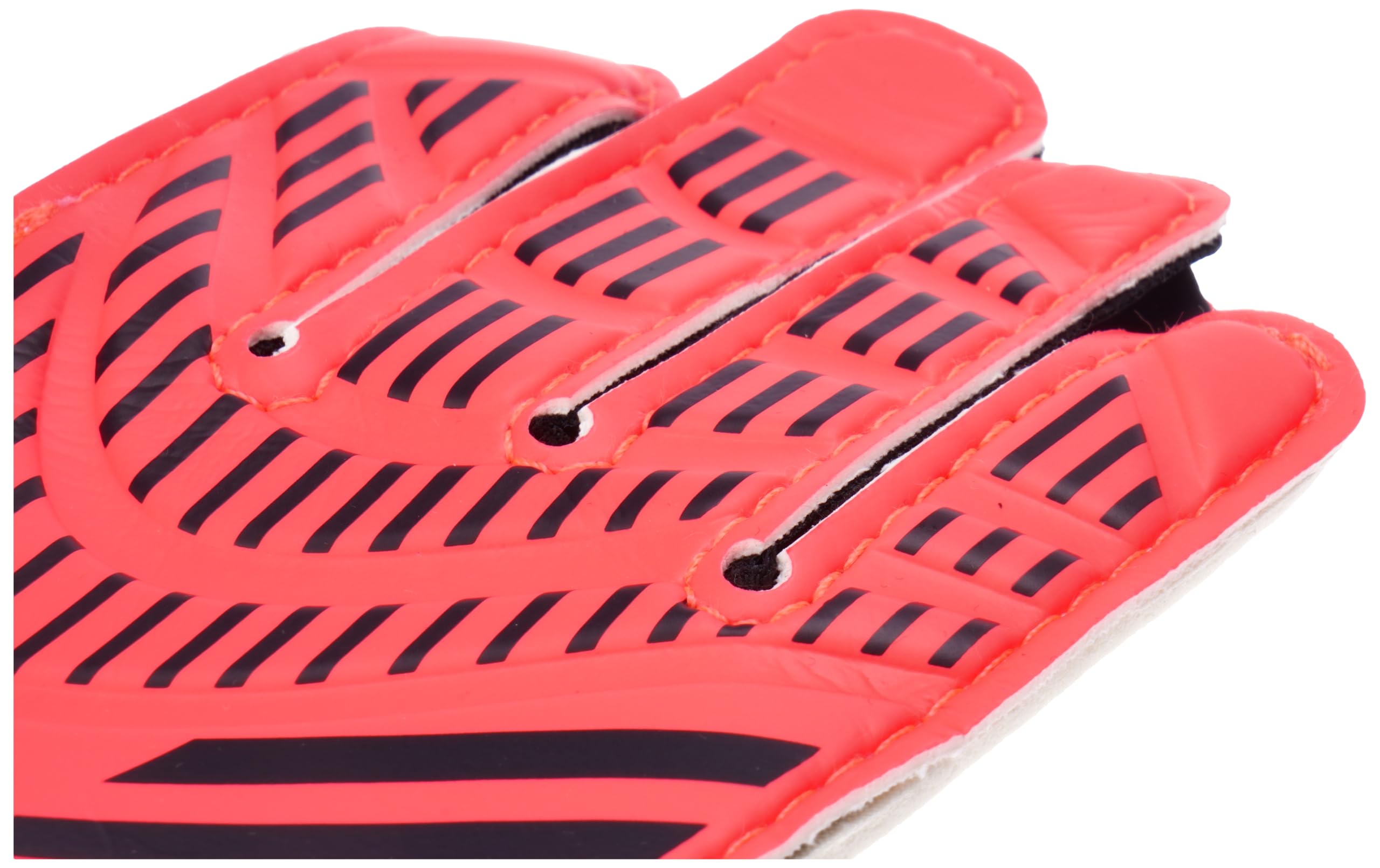 قفازات حارس المرمى أديداس بريداتور – حماية للأصابع وأداء ممتاز