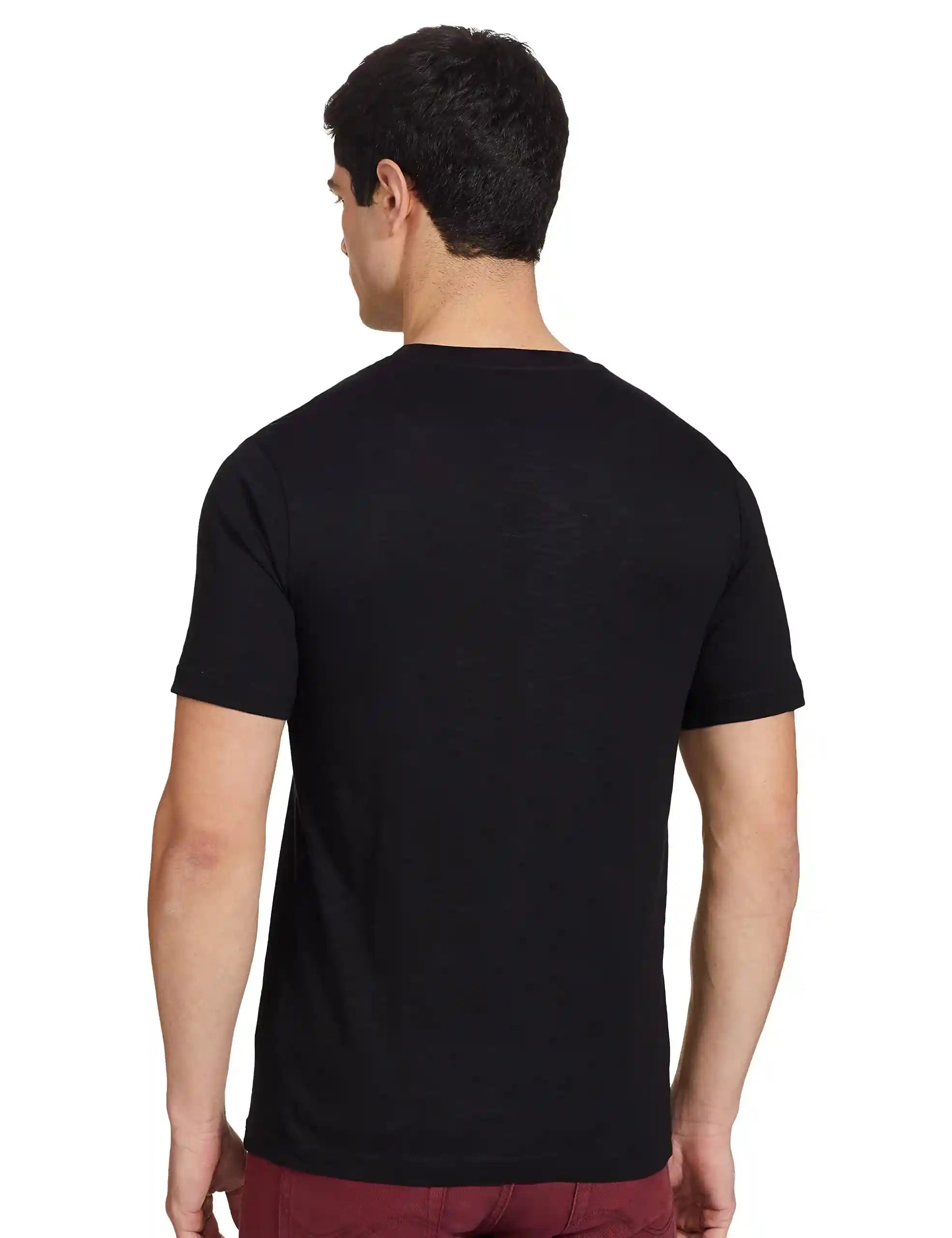 تيشيرت رجالي من Generic مصنوع من قماش ناعم يسمح بمرور الهواء ليمنحك راحة طوال اليوم. يتميز بتصميم بسيط وعملي يمكن تنسيقه بسهولة مع الجينز أو الشورت أو الملابس الرياضية