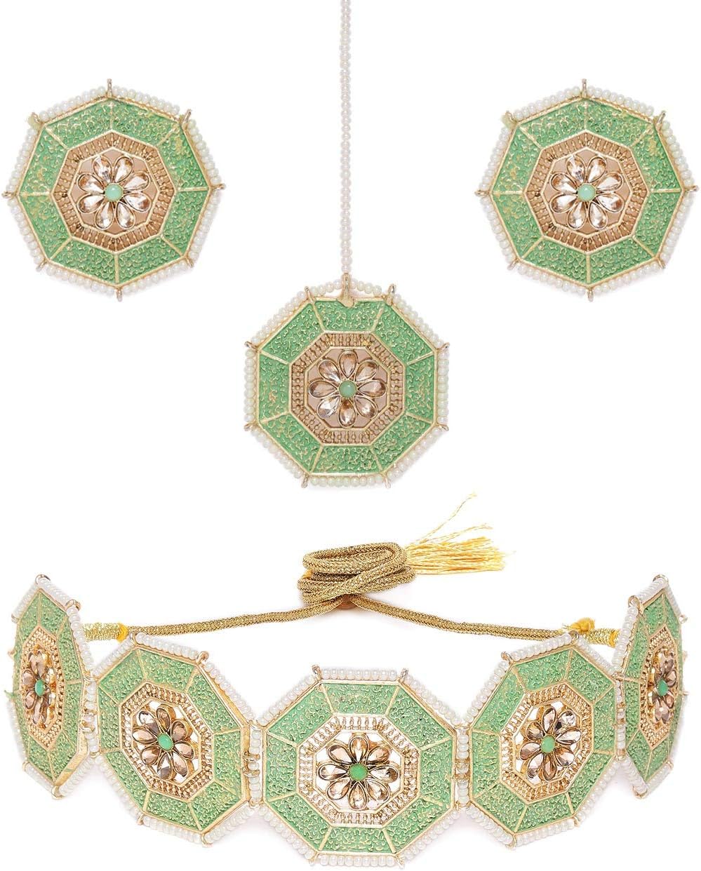 طقم قلادة قصيرة من زاڤيري بيرلز باللون الأخضر الباستيل ومزين بتقنية المينا، يشمل عقداً قصيراً، أقراطاً متناسقة، وتيكا للرأس، مصمم لإضفاء لمسة تقليدية وأنيقة على أي إطلالة