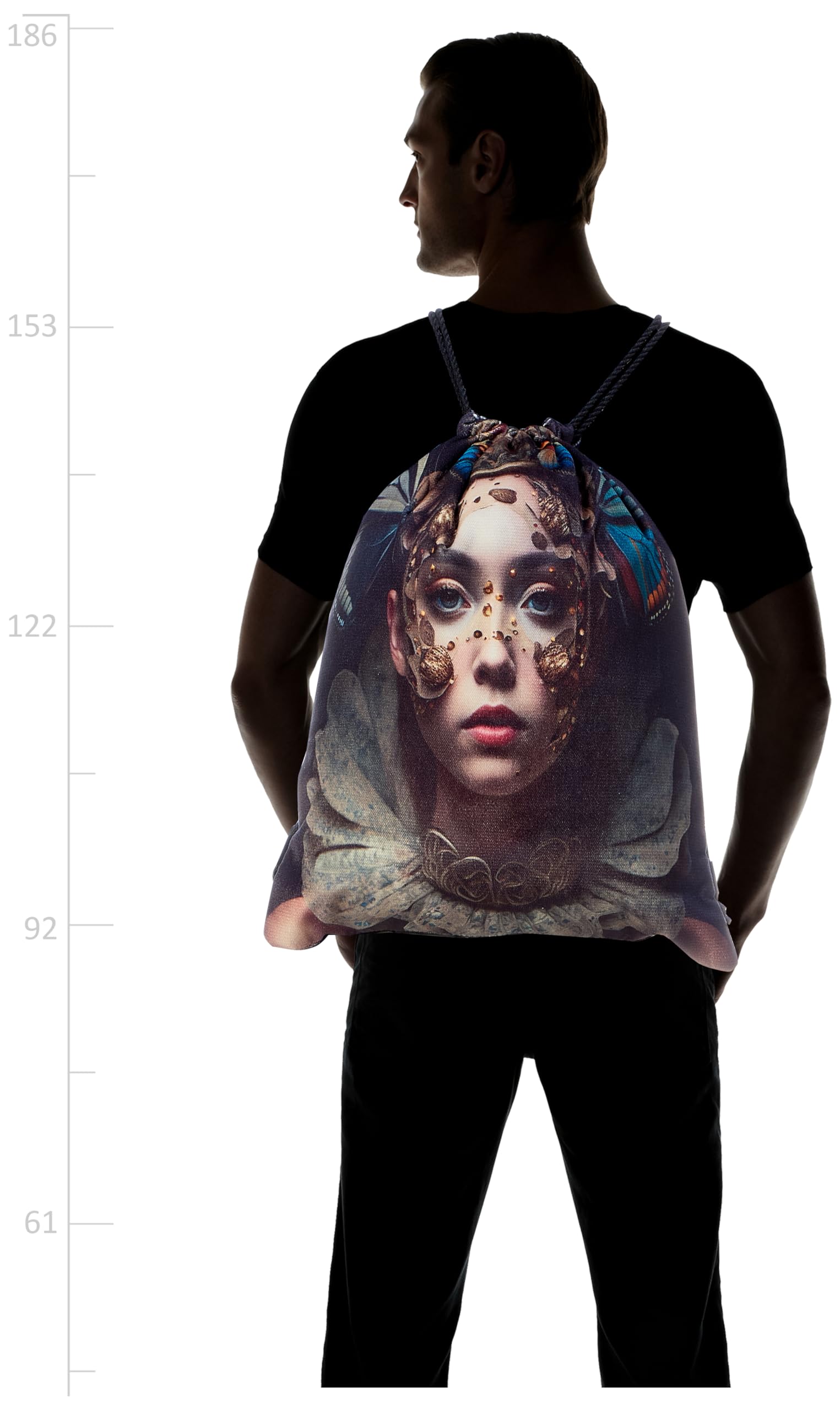 حقيبة TAT بسحب للحبال للأطفال هي حقيبة خفيفة وسهلة الاستخدام مصممة خصيصاً للأطفال. يتيح نظام الإغلاق بالسحب (drawstring) فتحها وإغلاقها بسرعة وبشكل مستقل