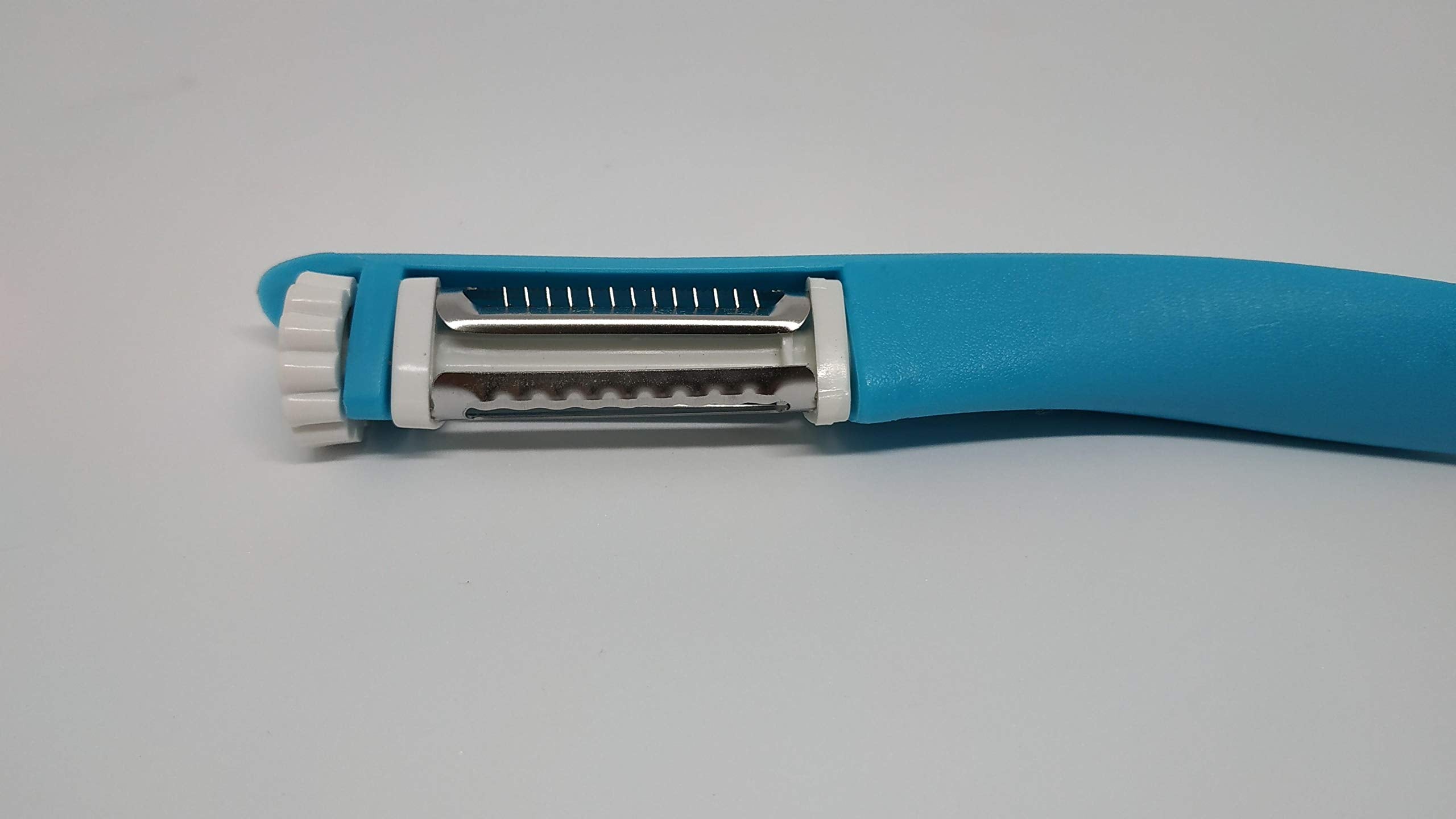 Multi-blade potato peeler with 3 blades