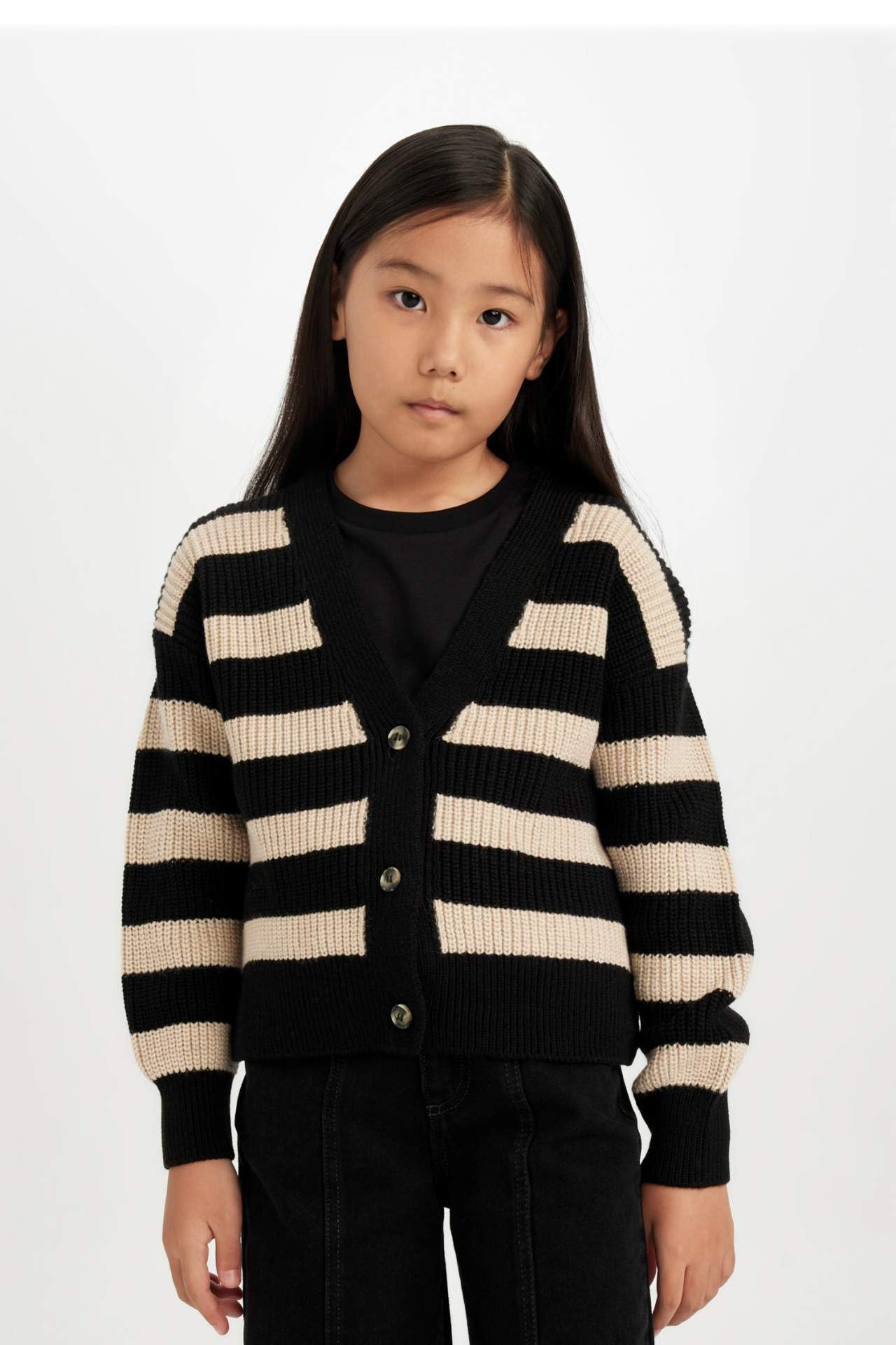 بلوفر من ديفاكتو للبنات، دافئ ومريح ومثالي للاستخدام اليومي. مصنوع من خامة ناعمة ودافئة