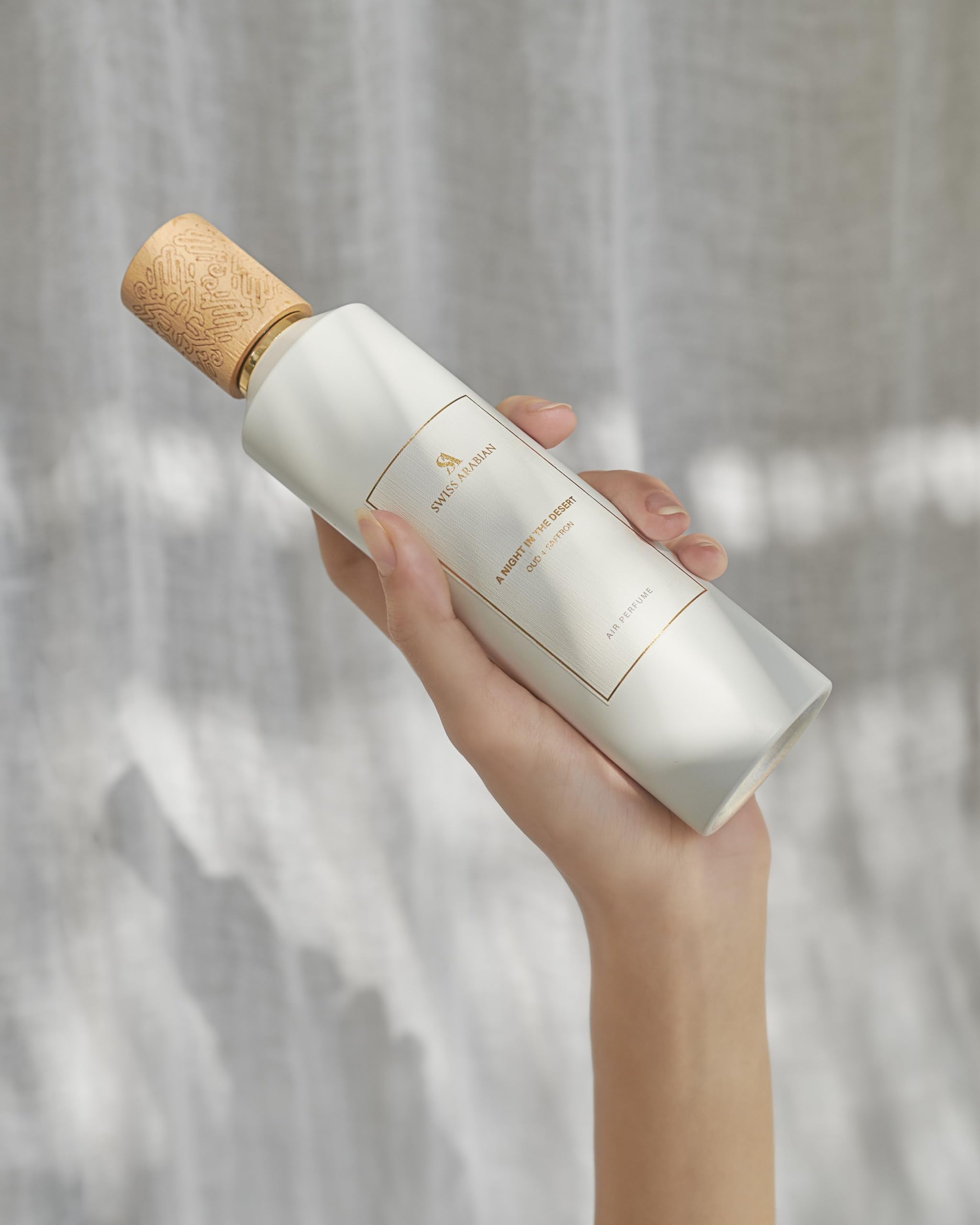 عطر سويس أرابيان للنساء بسعة 250 مل هو عطر فاخر يجسد الأناقة والأنوثة. مصنوع من مكونات عالية الجودة، يوفر رائحة طويلة الأمد تجمع بين الجاذبية والرقي