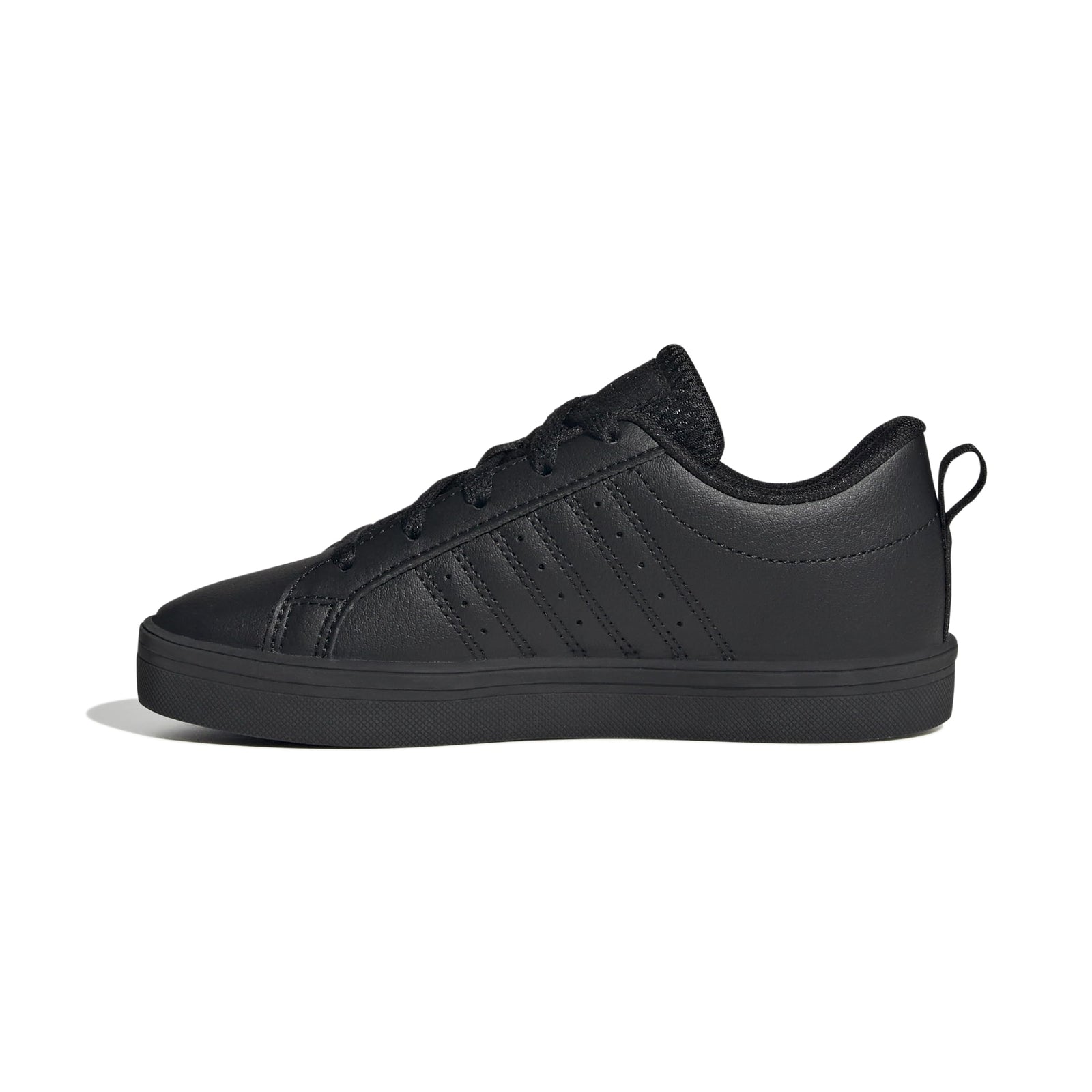 أحذية adidas للأولاد مصممة لتمنح الراحة والمتانة والأسلوب الرياضي للأطفال النشطين. مصنوعة من أقمشة قابلة للتنفس مع نعال مبطنة ونعل خارجي قوي للحفاظ على دعم وراحة القدمين طوال اليوم سواء في المدرسة أو وقت اللعب
