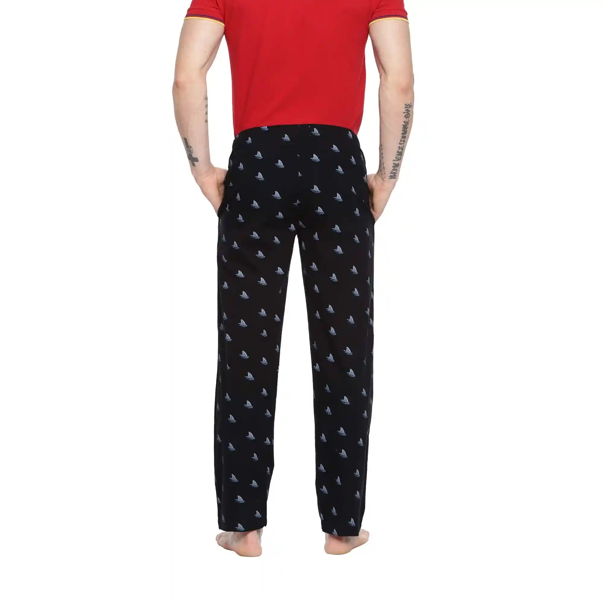 استمتع بالراحة مع بنطلون بيجاما Fruit of the Loom للرجال. مصنوع من قماش ناعم وقابل للتنفس، يوفر هذا البنطلون راحة طوال اليوم سواء للنوم أو الاسترخاء في المنزل