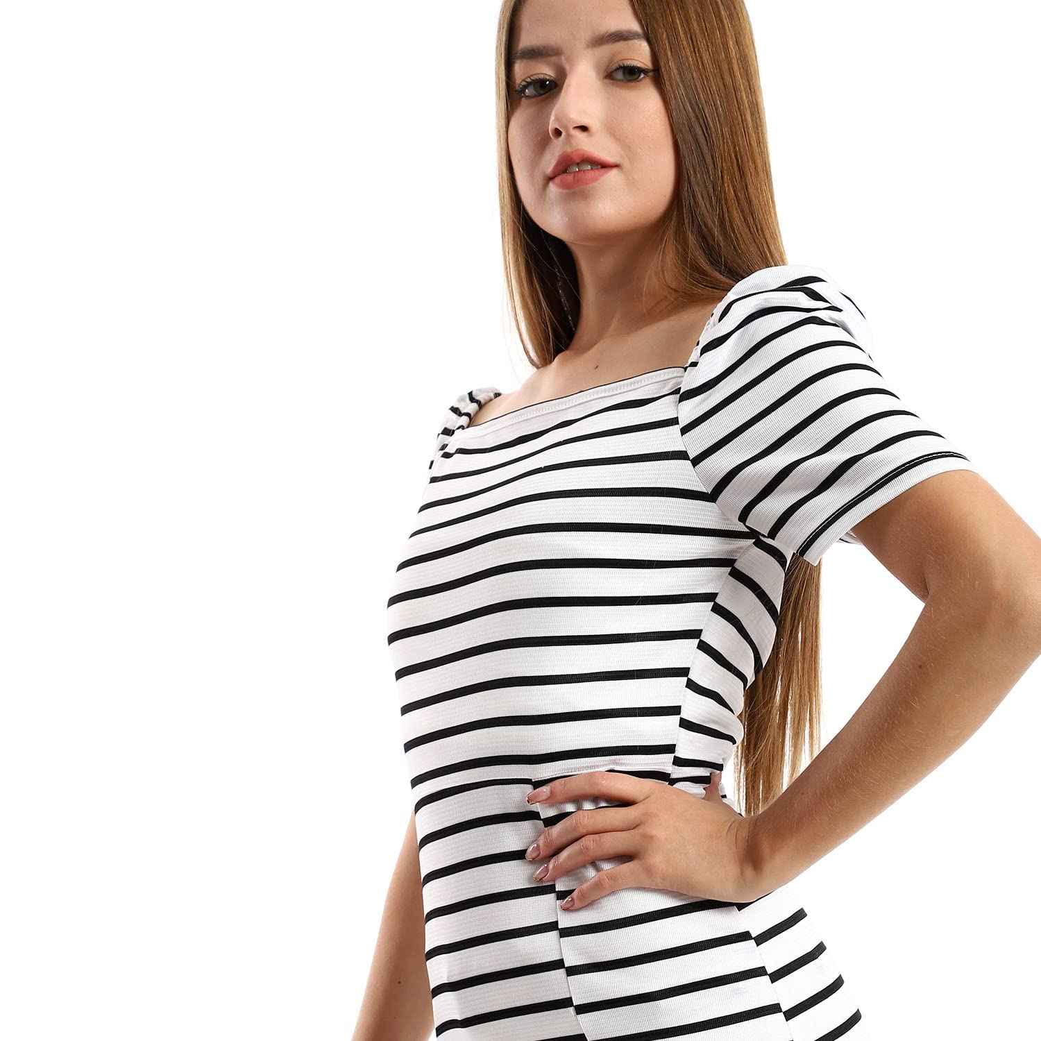 فستان JAMILA المخطط الكاجوال بشقوق جانبية للنساء يجمع بين البساطة والأناقة اليومية. مصنوع من قماش ناعم وخفيف يسمح بمرور الهواء، 