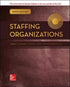 كتاب Staffing Organizations للمؤلف هنيمان هربرت هو دليل شامل لمبادئ وممارسات التوظيف داخل المنظمات. 