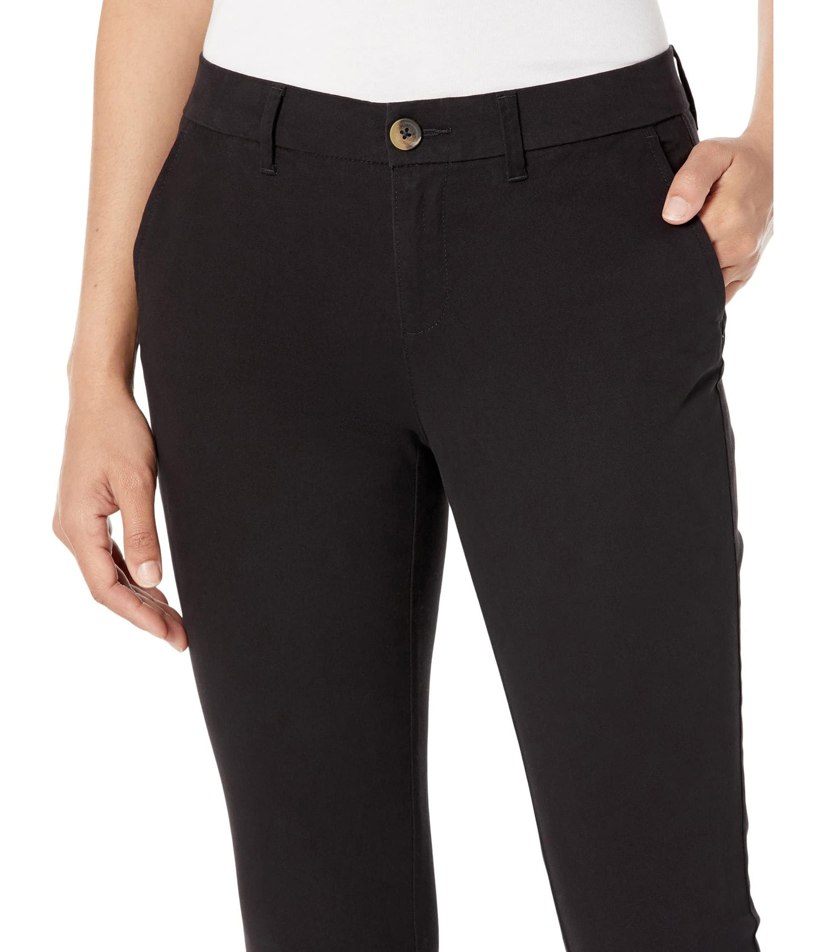 بنطال تومي هيلفيغر للنساء يجمع بين الأناقة العصرية والراحة اليومية. مصنوع من قماش فاخر ناعم يسمح بمرور الهواء ليمنحك مظهرًا أنيقًا وإحساسًا مريحًا طوال اليوم.