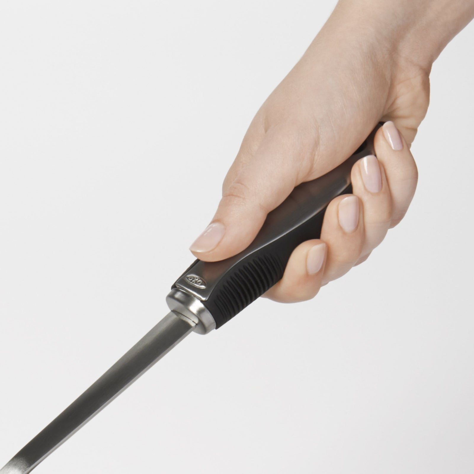 مغرفة المطبخ من OXO المصنوعة من الفولاذ المقاوم للصدأ هي أداة أساسية متينة وأنيقة لتقديم الشوربة واليخنات والصلصات والمزيد. تتميز بجودة عالية ومتانة كبيرة ومقاومة للصدأ والبقع