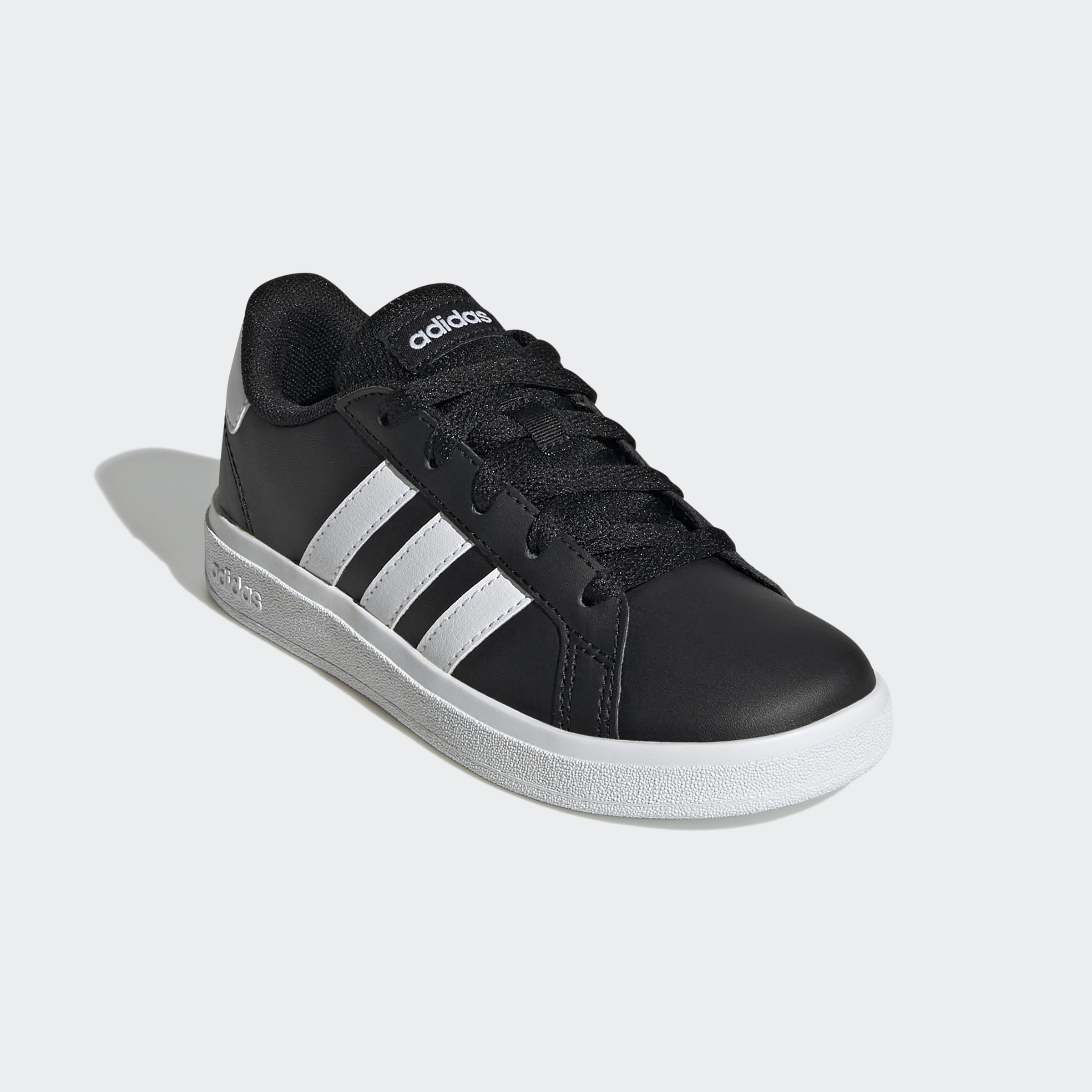 أحذية Adidas للبنين مصممة لتوفير الراحة والمتانة والأناقة للأقدام النشطة للصغار. مصنوعة من خامات عالية الجودة