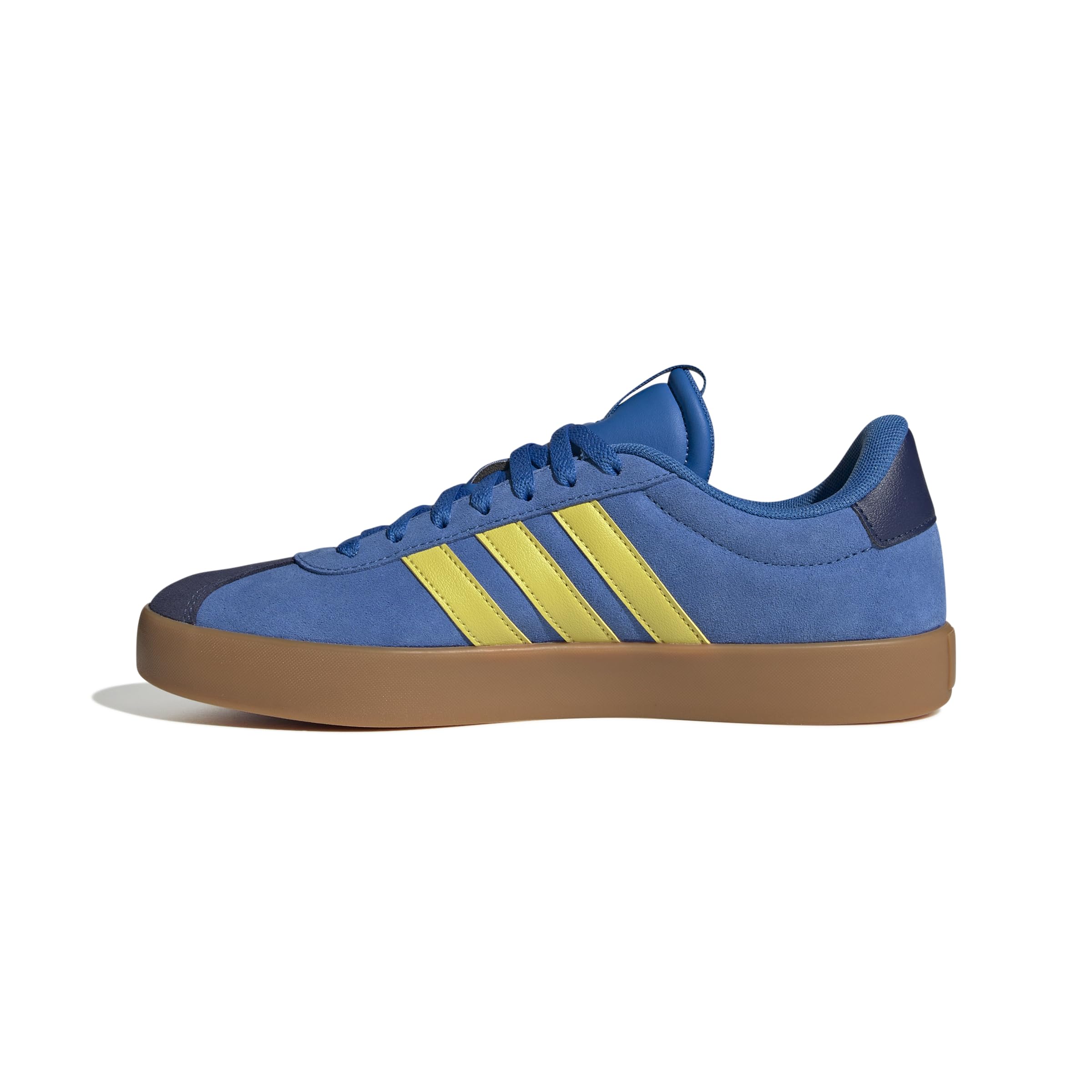 أحذية adidas للرجال مصممة لتجمع بين الراحة والمتانة والأسلوب الرياضي الأيقوني. مصنوعة من مواد قابلة للتنفس مع نعال مبطنة ونعل خارجي قوي لتوفير دعم مثالي أثناء الجري أو التمارين أو الاستخدام اليومي