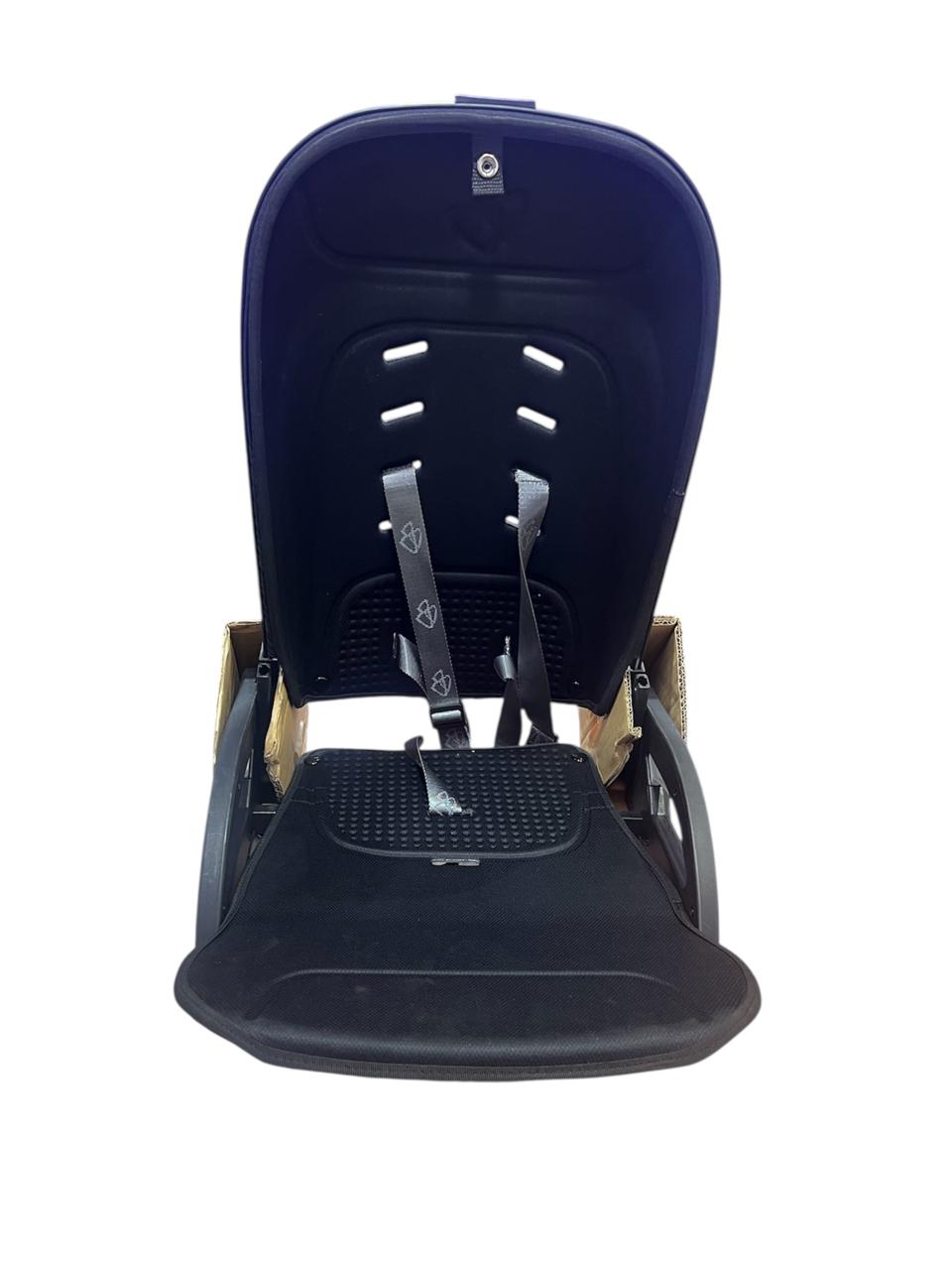 احرصي على أمان وراحة طفلك في كل رحلة مع مقعد السيارة للأطفال من توتي بامبيني باللون الأسود. صُمم للرضع والأطفال الصغار، ويتميز بنظام حزام أمان آمن-بدون مظلة الكرسي