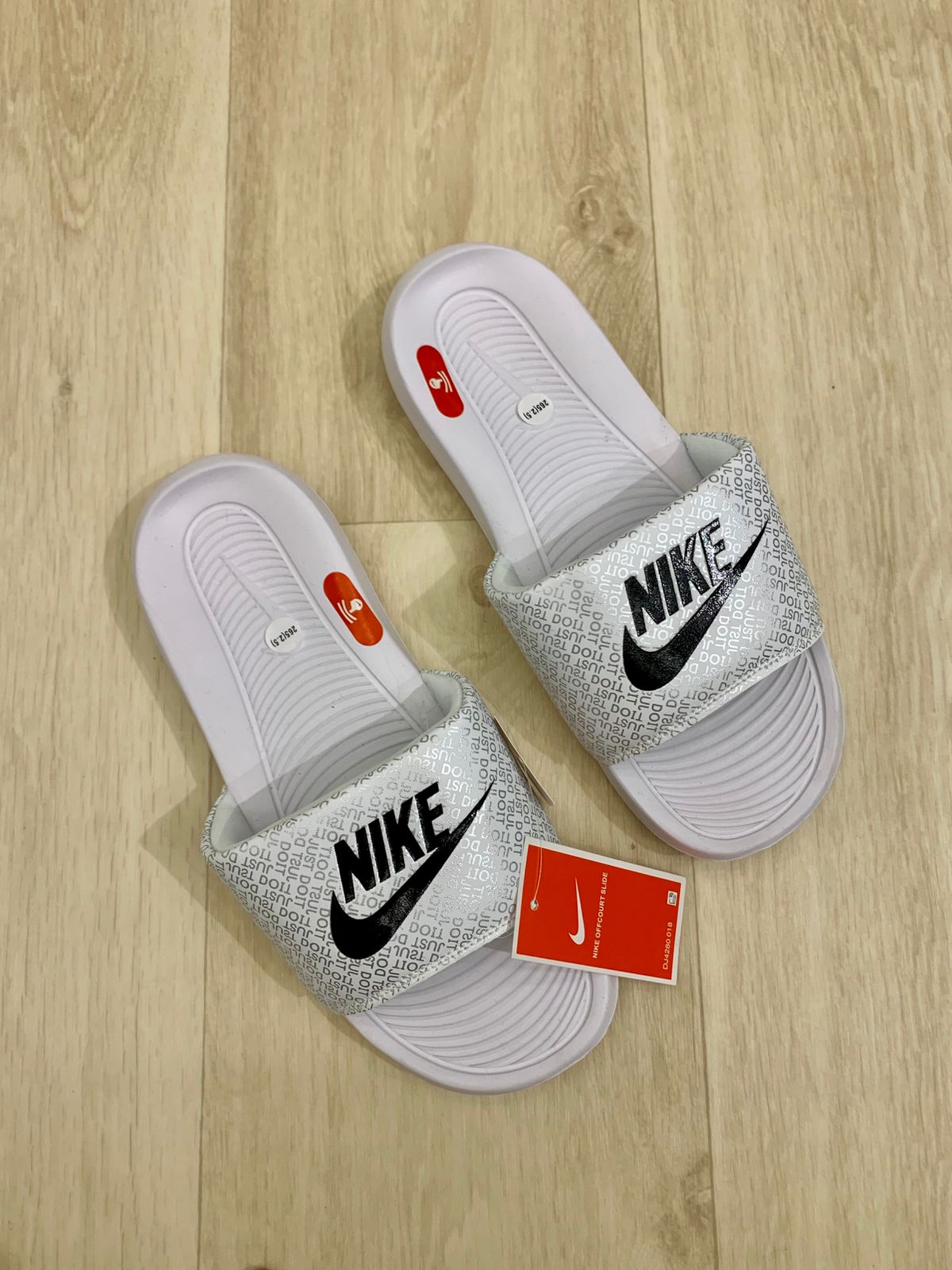 شبشب رجالي عام مصمم لتوفير الراحة وسهولة الاستخدام اليومي. مصنوع من خامات خفيفة ومتينة تمنح القدم إحساساً مريحاً عند الارتداء