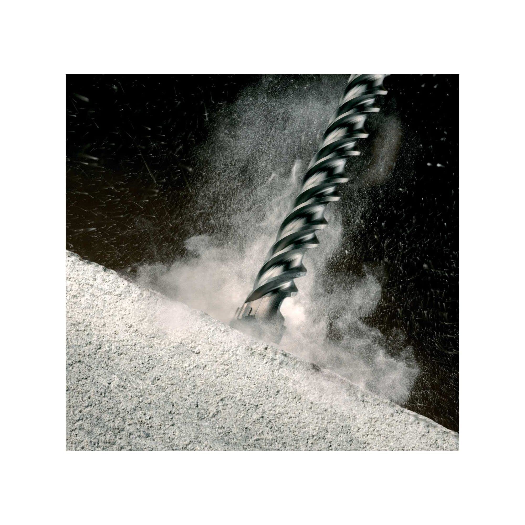 ريشة الحفر من ديوالت بنظام إس دي إس ماكس موديل DT9428-QZ، المصممة خصيصاً للأعمال الشاقة. تحتوي على رأس من الكربيد الصلب بأربع حواف قاطعة لزيادة سرعة الحفر ودقته في الخرسانة والحجر والطوب.