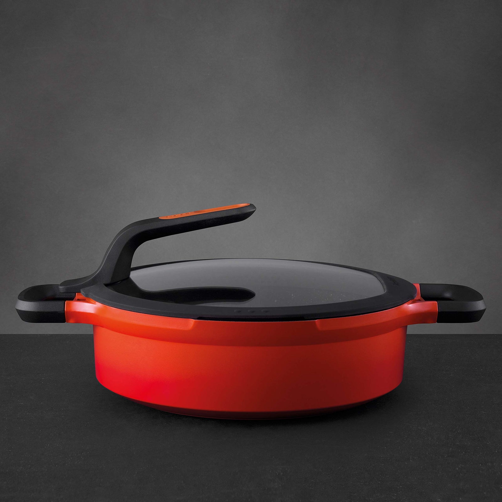 طاسة سوتيه بيرغهوف بغطاء ومقابض عازلة للحرارة مقاس 26 سم لون أحمر