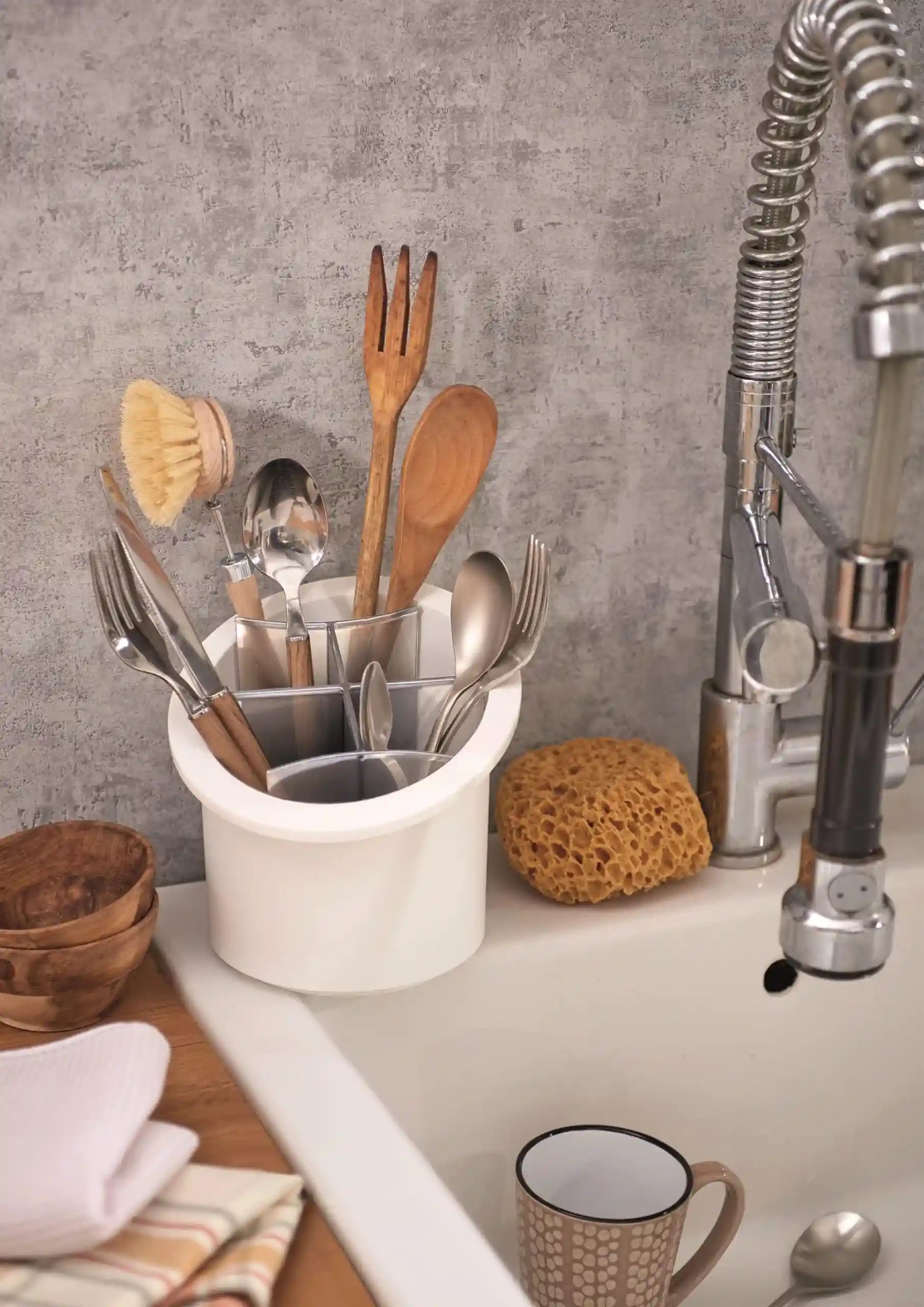 مصفاة أدوات المائدة سنيبس 000633 هي أداة مطبخ عملية لتجفيف وتنظيم الشوك والملاعق والسكاكين بعد الغسيل