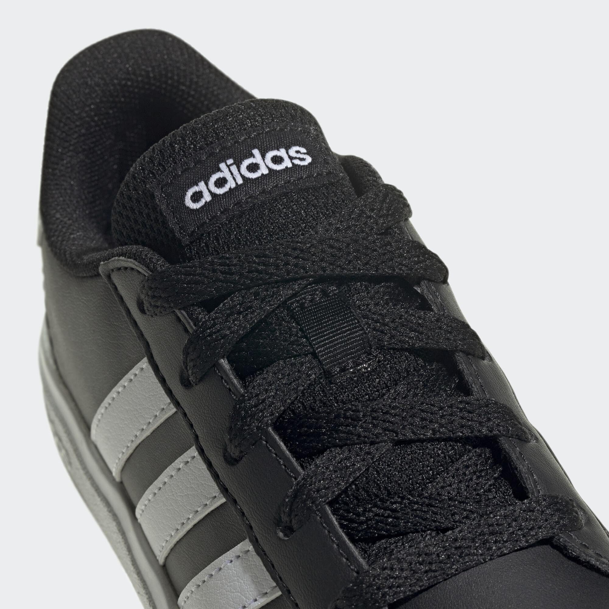 أحذية Adidas للبنين مصممة لتوفير الراحة والمتانة والأناقة للأقدام النشطة للصغار. مصنوعة من خامات عالية الجودة