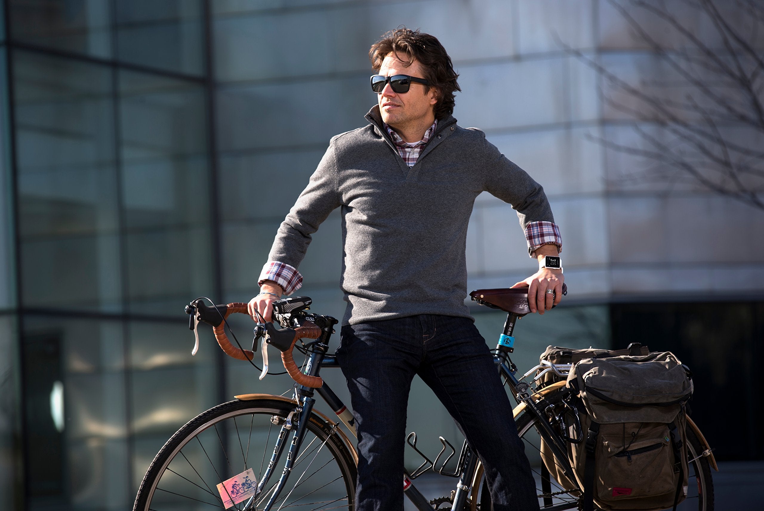 ساعة GARMIN VIVOACTIVE بنظام تحديد المواقع GPS باللون الأبيض (يوجد خدوش خفيفة)