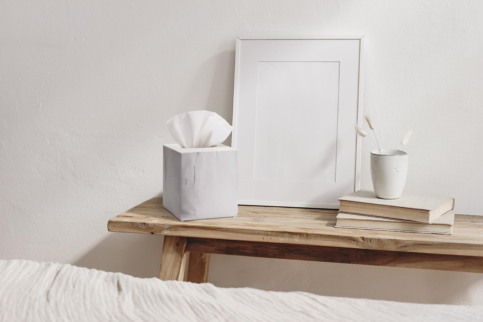 غطاء علبة المناديل الأبيض المربع من إسينترا هوم، المصمم ليمنح أسطح الحمام أو غرفة النوم أو الطاولة مظهرًا أنيقًا ومرتبًا. يتميز هذا الغطاء بتصميم عصري وبسيط مصنوع من خامات عالية الجودة 