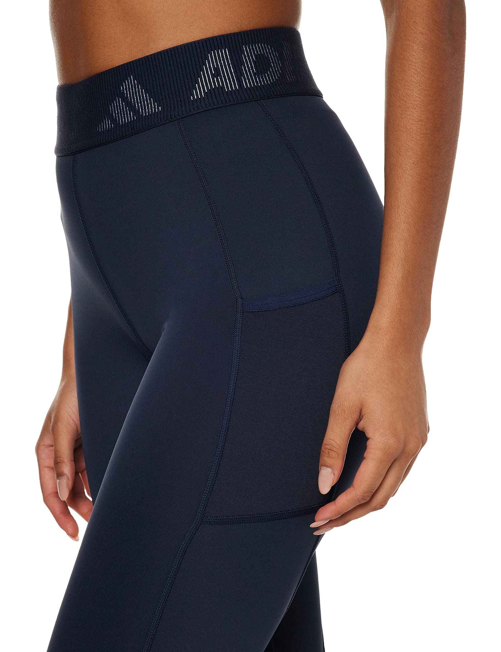 تمتعي بالراحة والأناقة مع ليجنز أديداس للنساء. مصنوع من خامة مرن