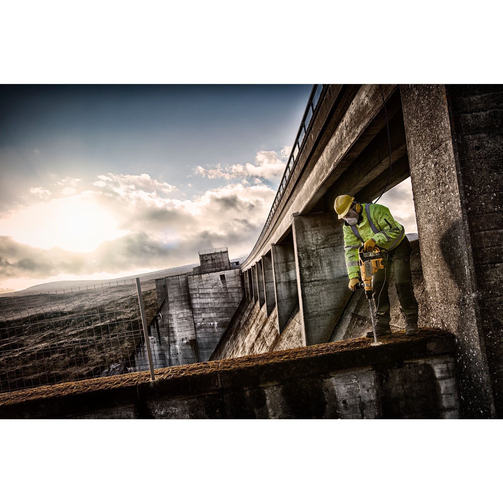 ريشة الحفر من ديوالت بنظام إس دي إس ماكس موديل DT9428-QZ، المصممة خصيصاً للأعمال الشاقة. تحتوي على رأس من الكربيد الصلب بأربع حواف قاطعة لزيادة سرعة الحفر ودقته في الخرسانة والحجر والطوب.