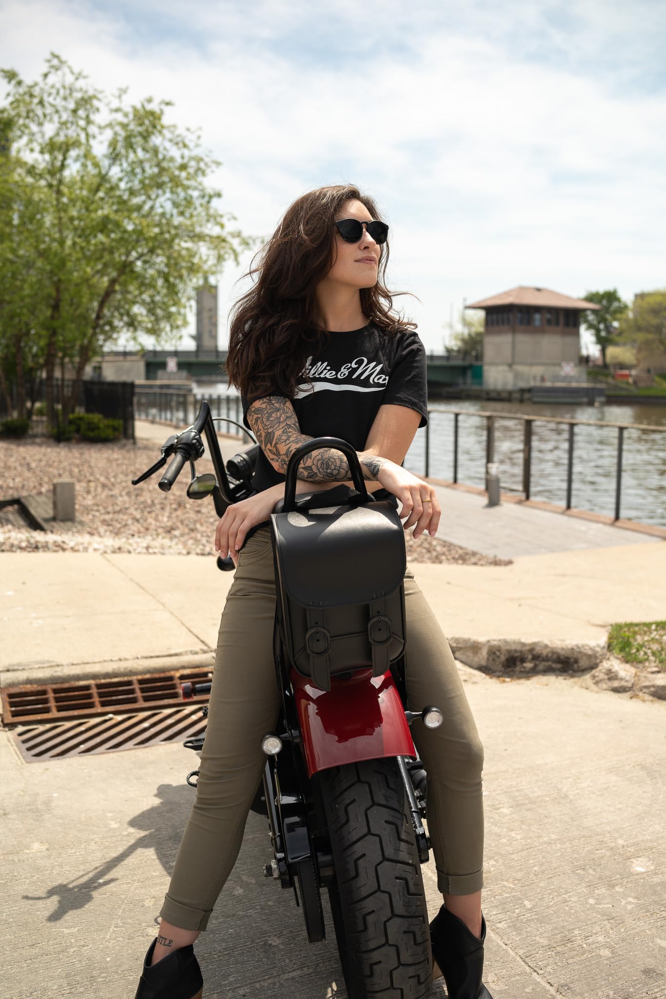 دوكو سلسلة بلاك جاك من ويلي اند ماكس 59591-00: حقيبة قضيب سيسي للدراجات النارية من الجلد الصناعي، اسود، مقاس عالمي، 8 انش عرض × 10 انش ارتفاع × 4.5 انش عمق. مصنوعة يدويا في الولايات المتحدة الامريكية.