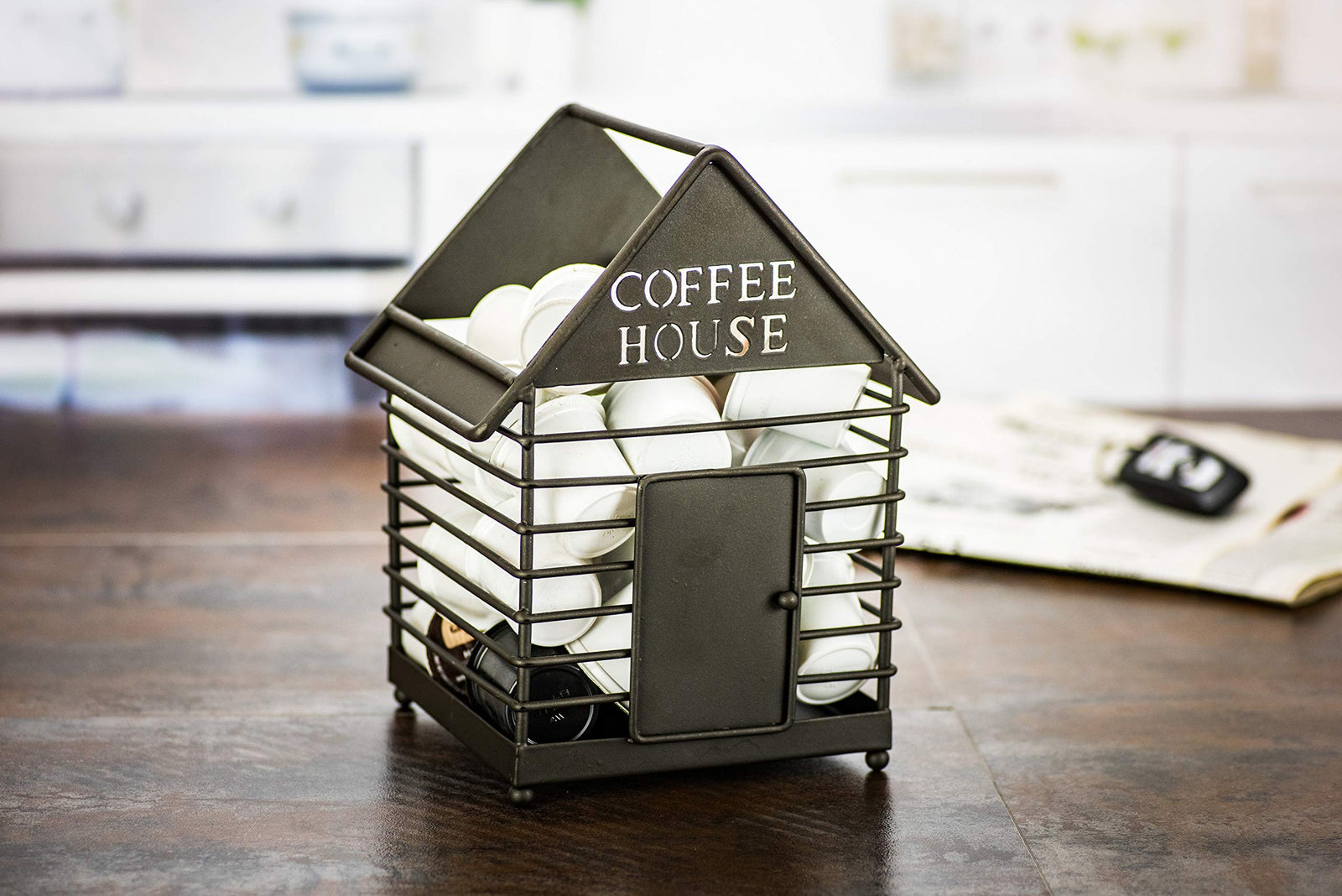 سلة معدنية على شكل قطة من بوسطن ويرهاوس، مصممة لتخزين أكواب القهوة وكبسولات القهوة بطريقة عملية وأنيقة. مصنوعة من معدن متين يوفر ثباتًا وقوة تحمل عالية