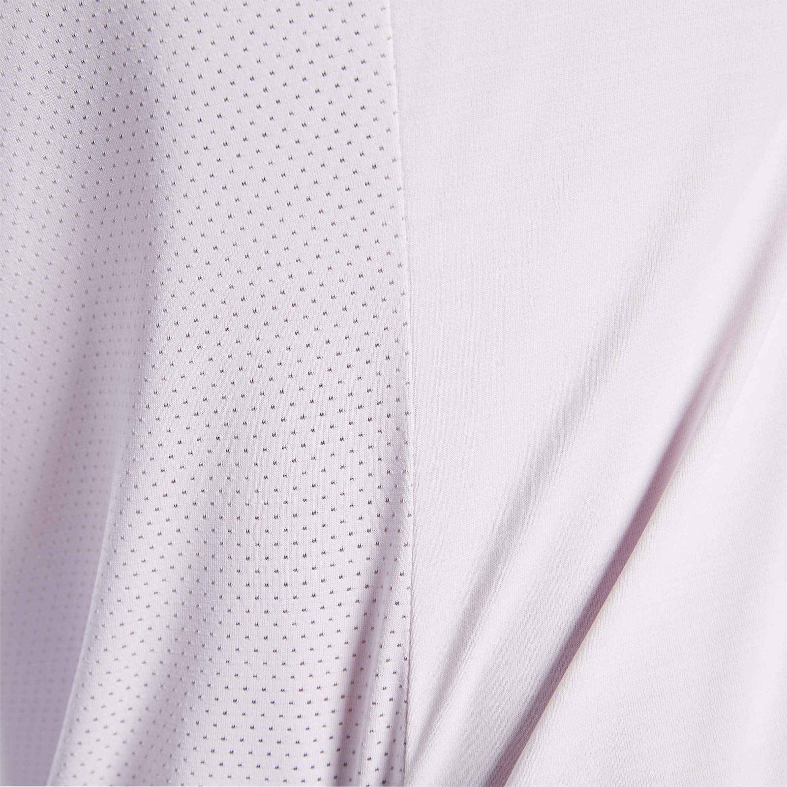 تيشيرتات Reebok للنساء تجمع بين الراحة والأناقة والأداء العالي. مصنوعة من قماش ناعم يسمح بتهوية جيدة ويوفر ارتداء مريح أثناء التمارين، الجري، اليوغا، أو الاستخدام اليومي