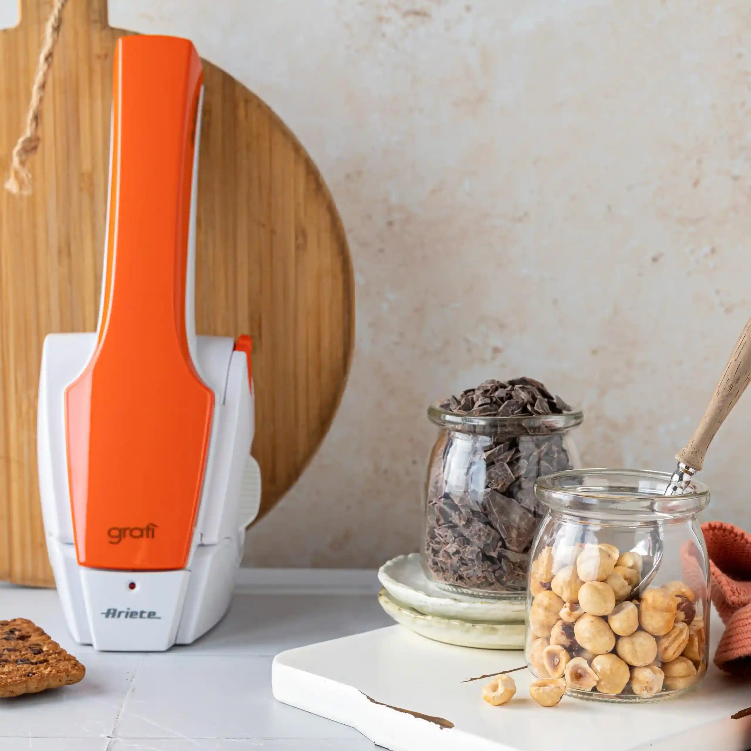 مبشرة Ariete الكهربائية اللاسلكية القابلة لإعادة الشحن هي أداة مطبخ عملية مصممة لتوفير عملية بشر سهلة وسريعة