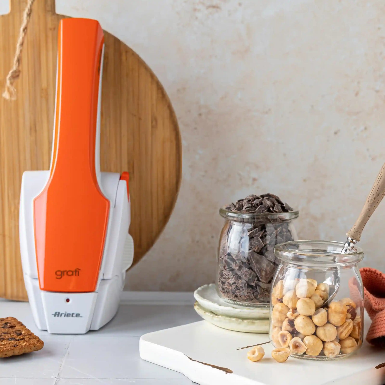 مبشرة Ariete الكهربائية اللاسلكية القابلة لإعادة الشحن هي أداة مطبخ عملية مصممة لتوفير عملية بشر سهلة وسريعة