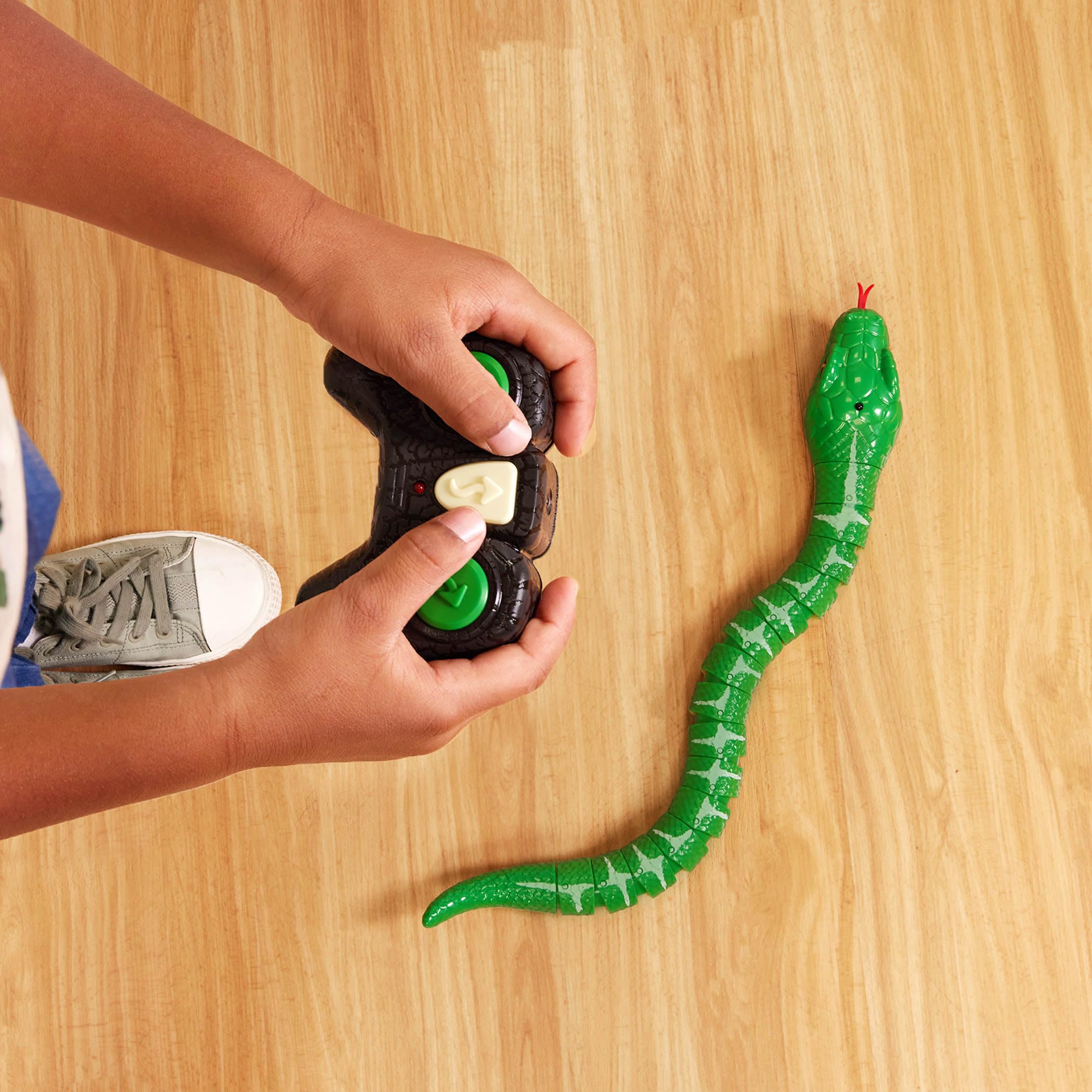  ثعبان لعبه من Terra by Batta مع جهاز تحكم عن بعد بالأشعة تحت الحمراء، هو لعبة تفاعلية وممتعة للأطفا