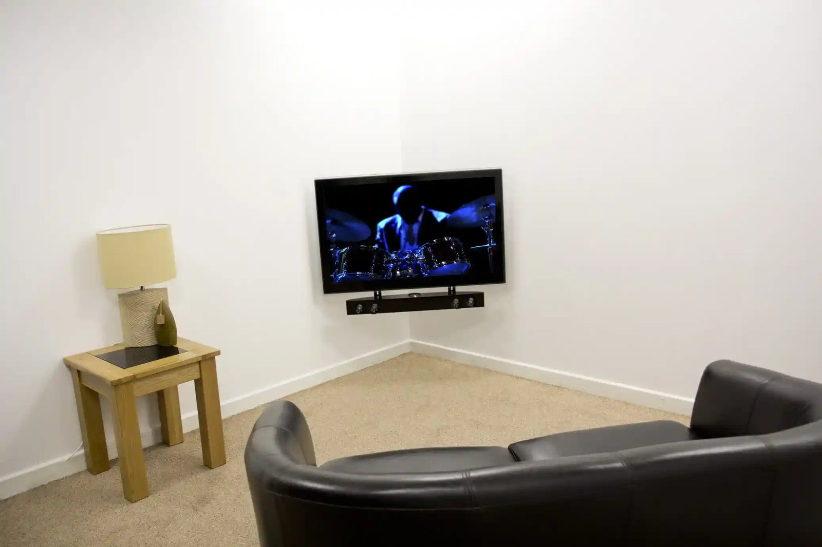 حامل سماعة الصوت AVF EAK90-E باللون الأسود يسمح بتركيب السماعة بشكل آمن وقابل للتعديل أعلى أو أسفل التلفاز. مصمم لضمان الثبات وسهولة الاستخدام