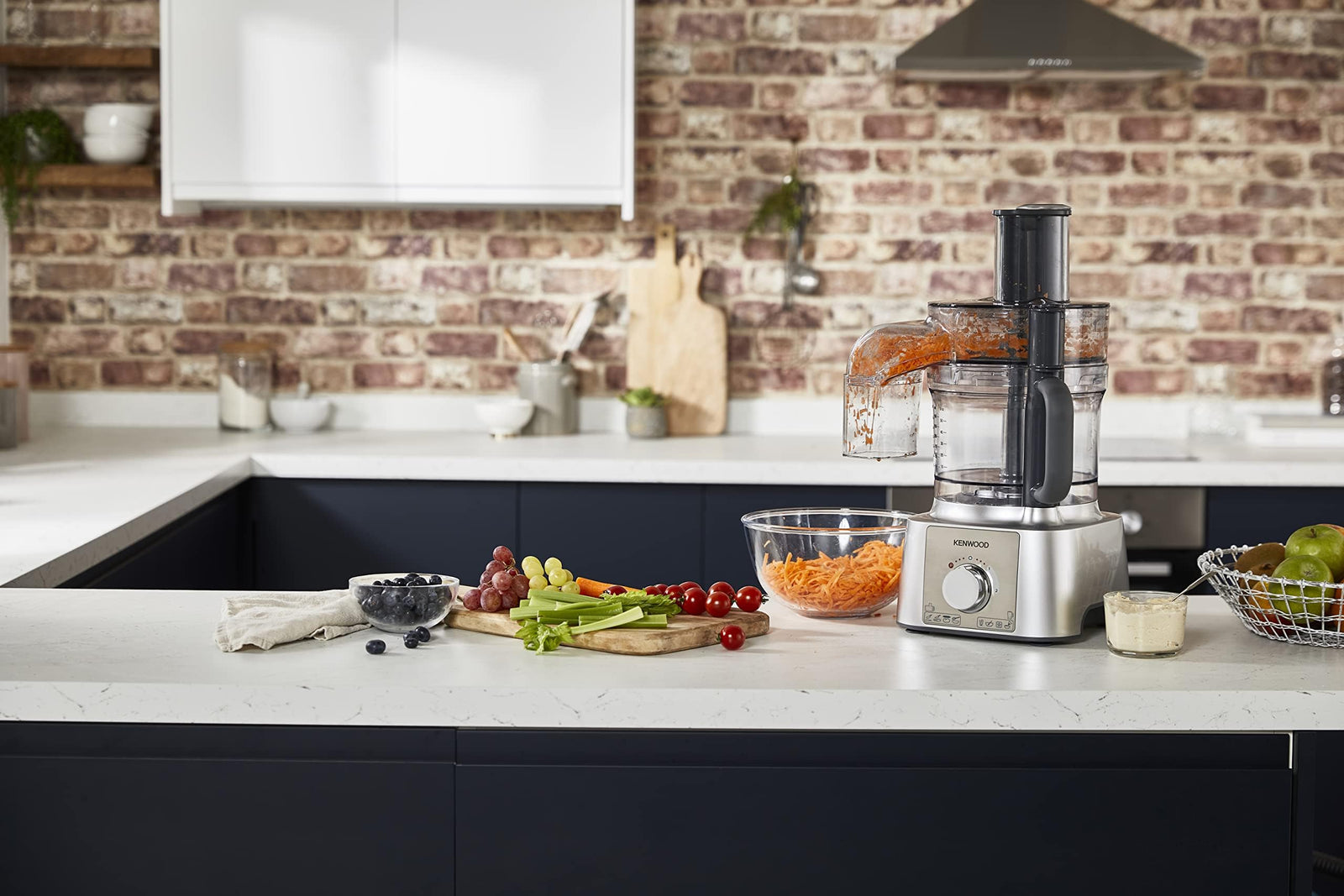 معالج طعام كينوود مالتي برو اكسبرس، وعاء سعة 3.0 لتر مع خدمة سريعة، خلاط سعة 1.2 لتر، خطاف عجين، خفاقة، 3 أقراص تقطيع وبرش، مطحنة متعددة، 1000 واط، FDP65.750WH، فضي. 